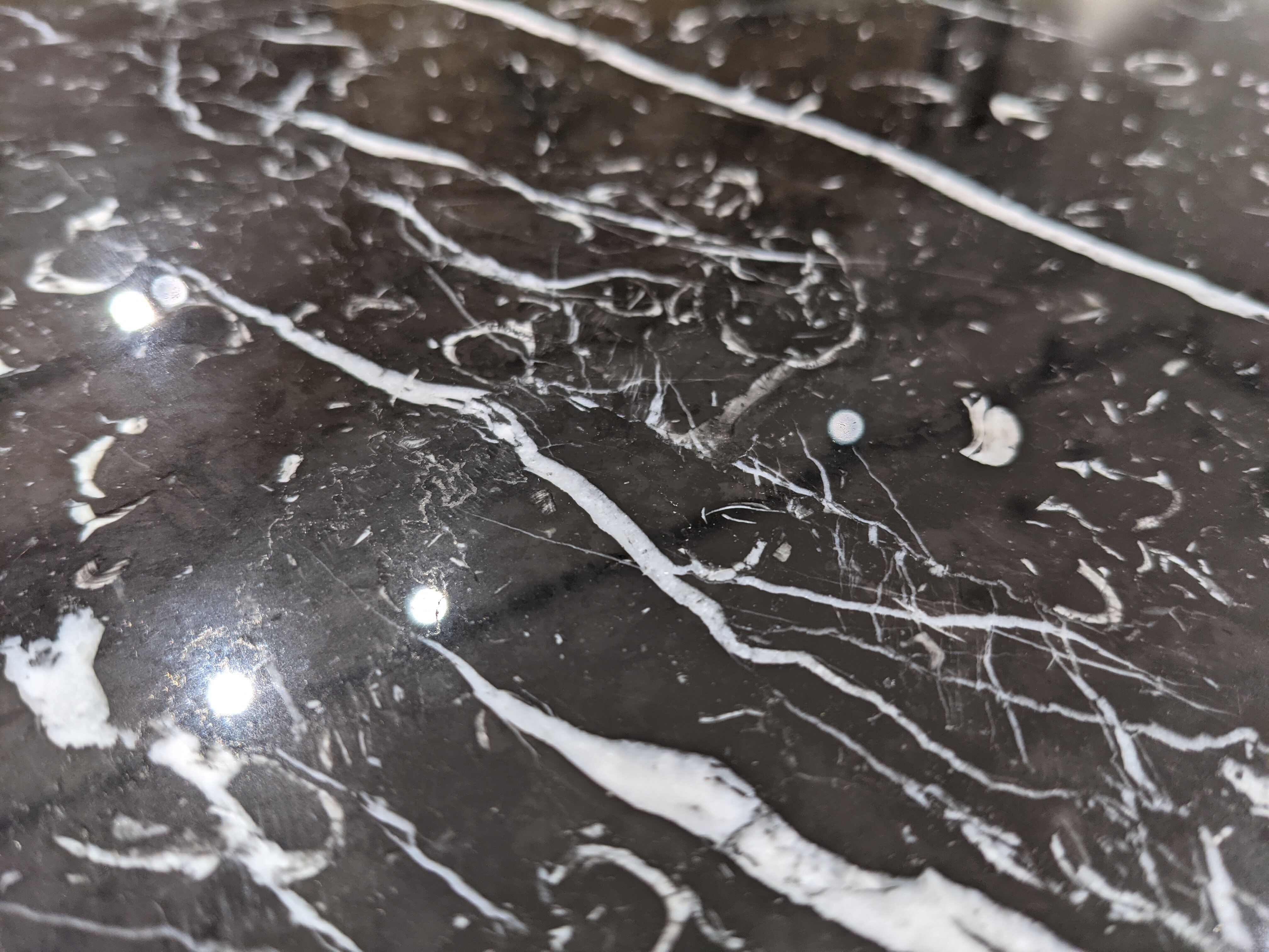 Tulip table white base and black marble marked by Saarinen edition knoll international