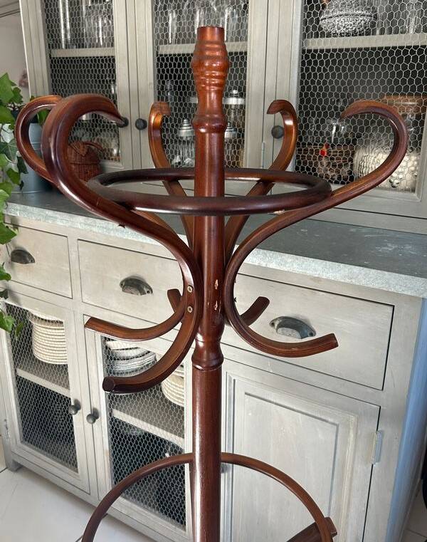 Curved wooden parrot coat rack with a swivelling head - Thonet style
