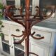 Curved wooden parrot coat rack with a swivelling head - Thonet style