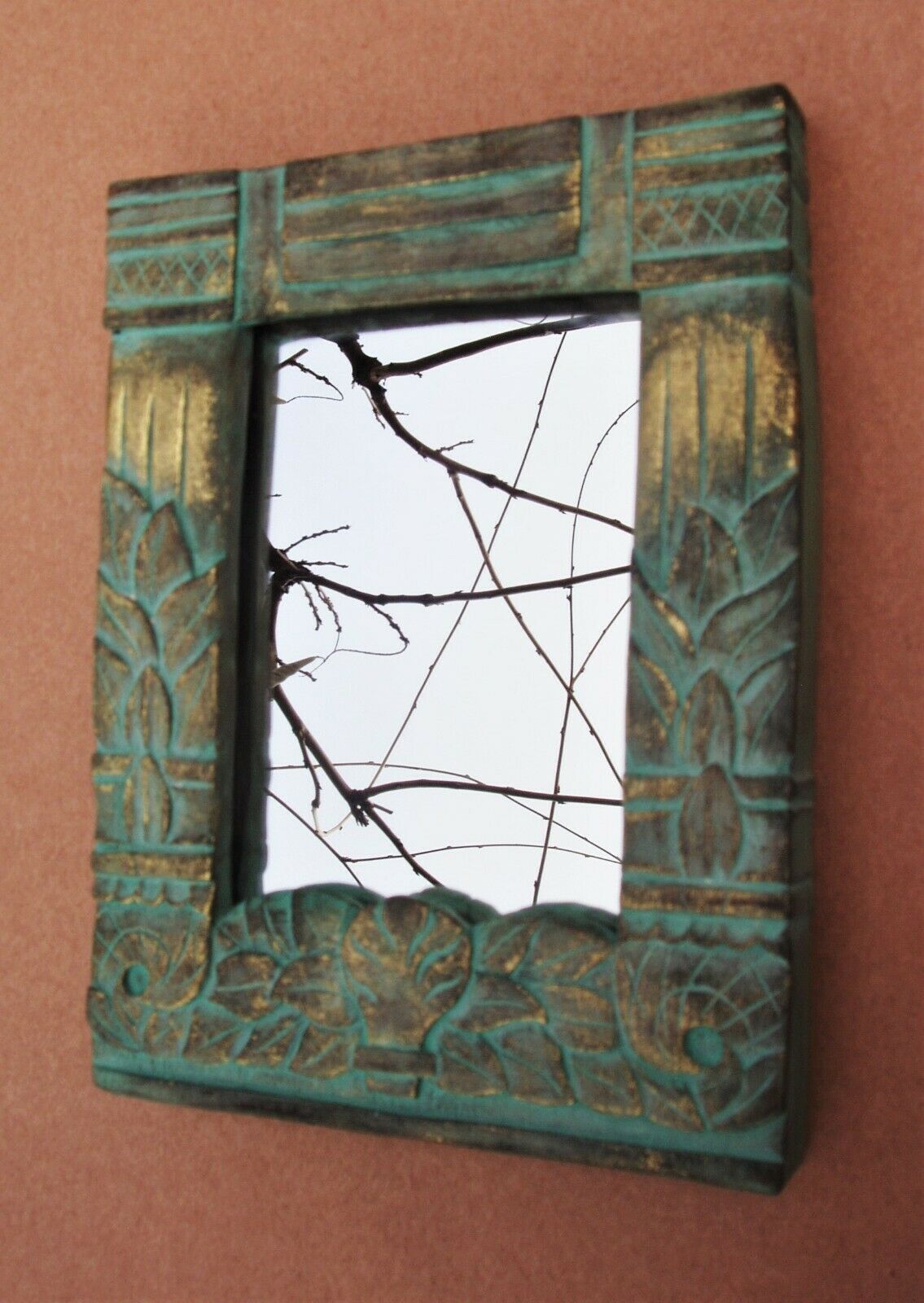 Petit miroir en bois sculpté à patine verte et dorée