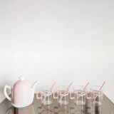 Teapot and 4 bodums cups