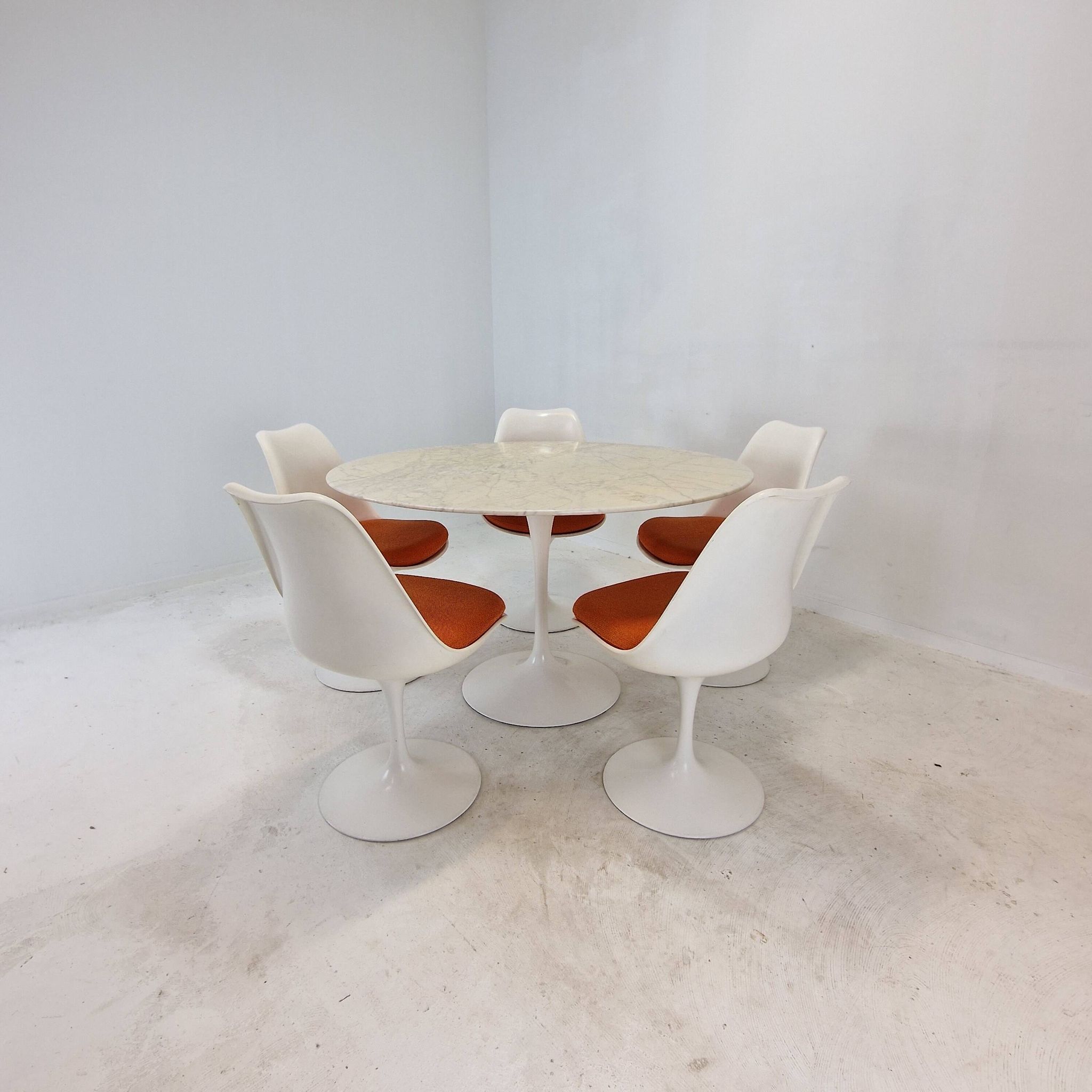 Knoll Marble Dining Table With 5 Chairs by Eero Saarinen, 1960s