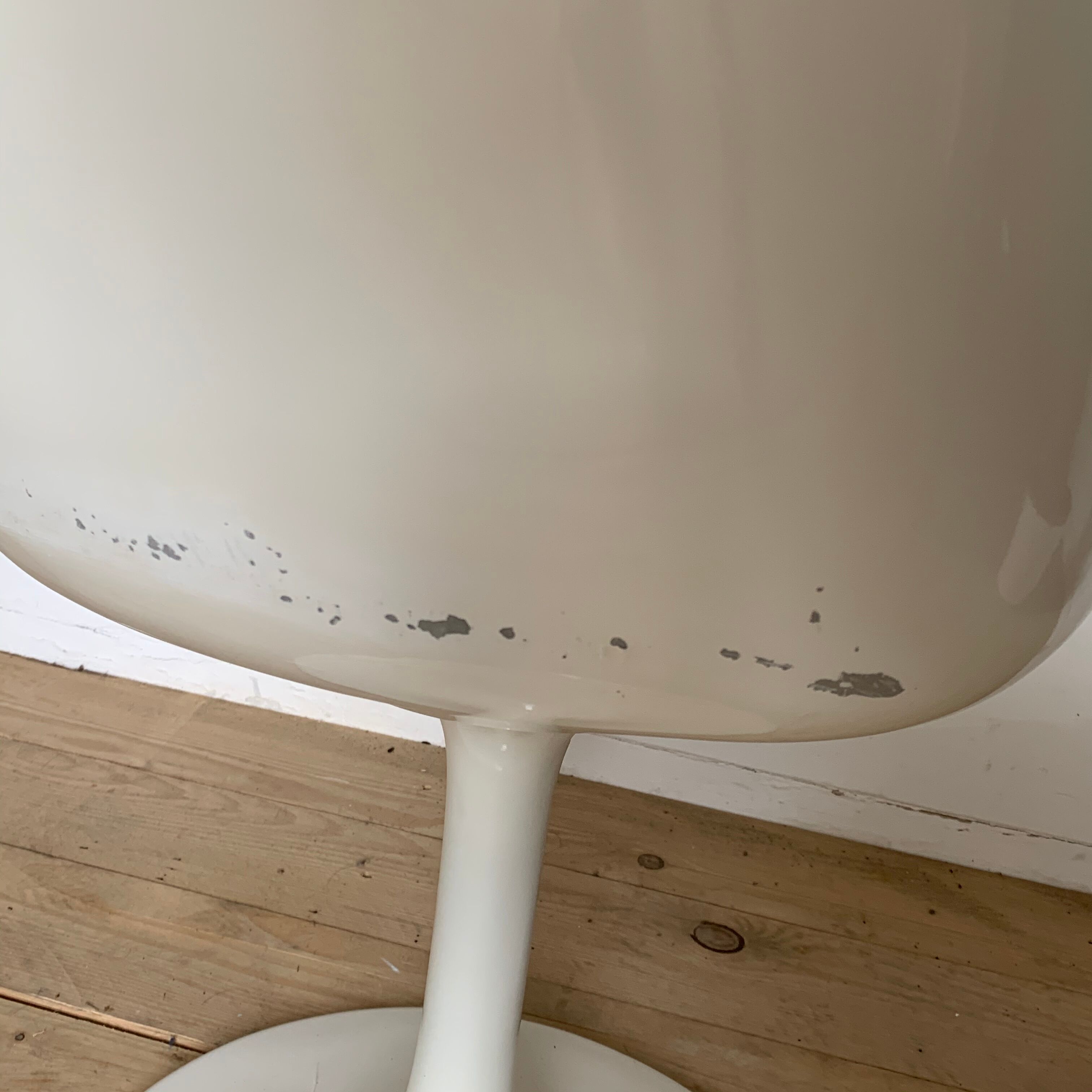 Vintage swivel desk foot tulip in white leather