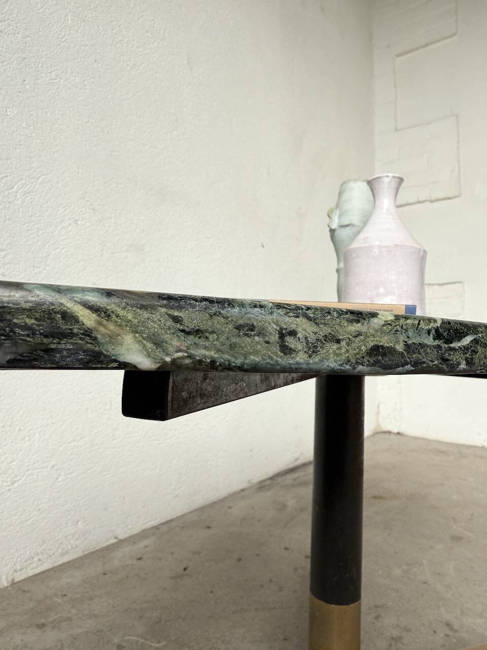 Table basse en marbre vert et laiton par Michel Kin pour Arflex