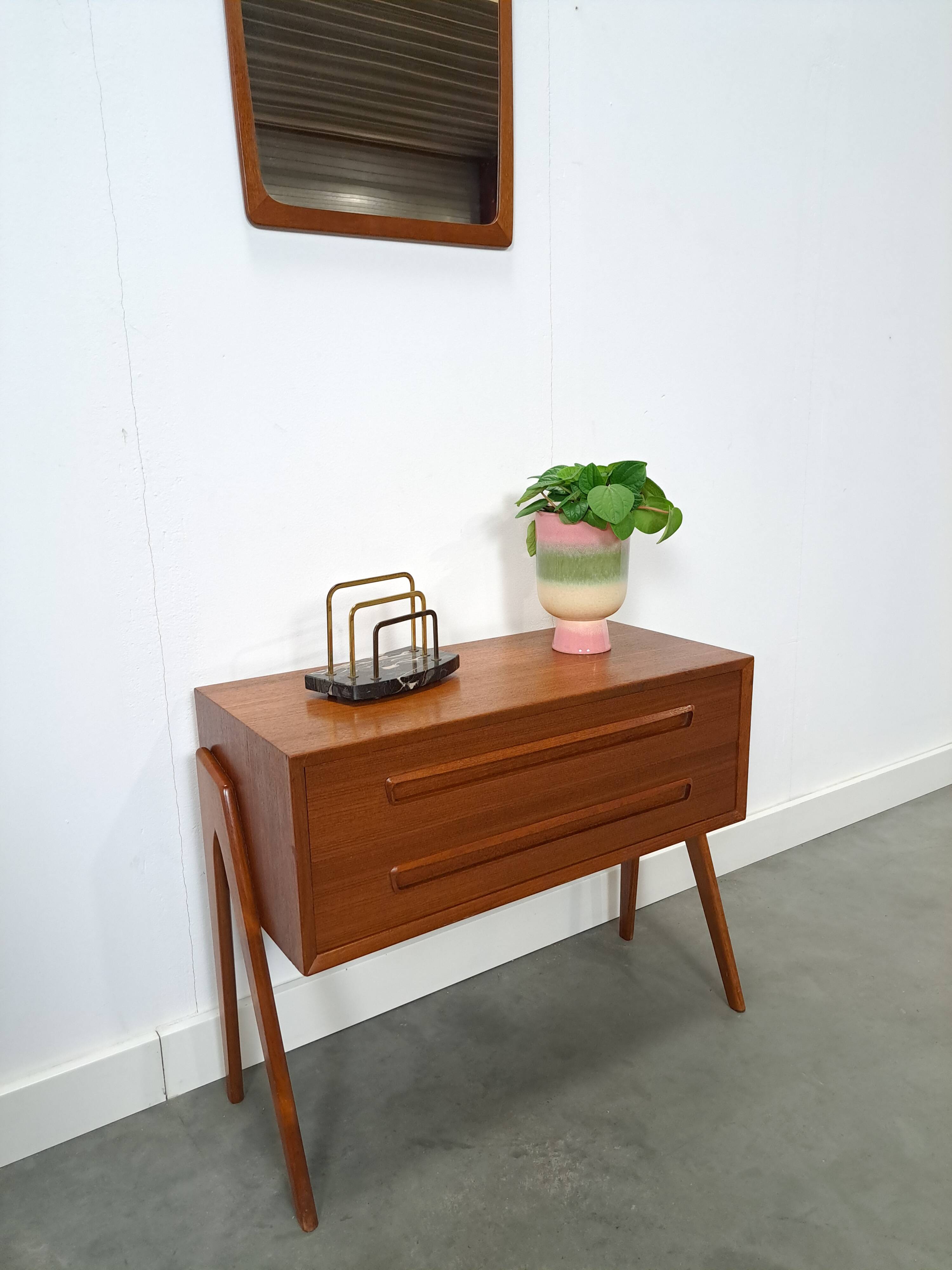 Ensemble en teck danois avec commode AP Mobler et miroir vintage.