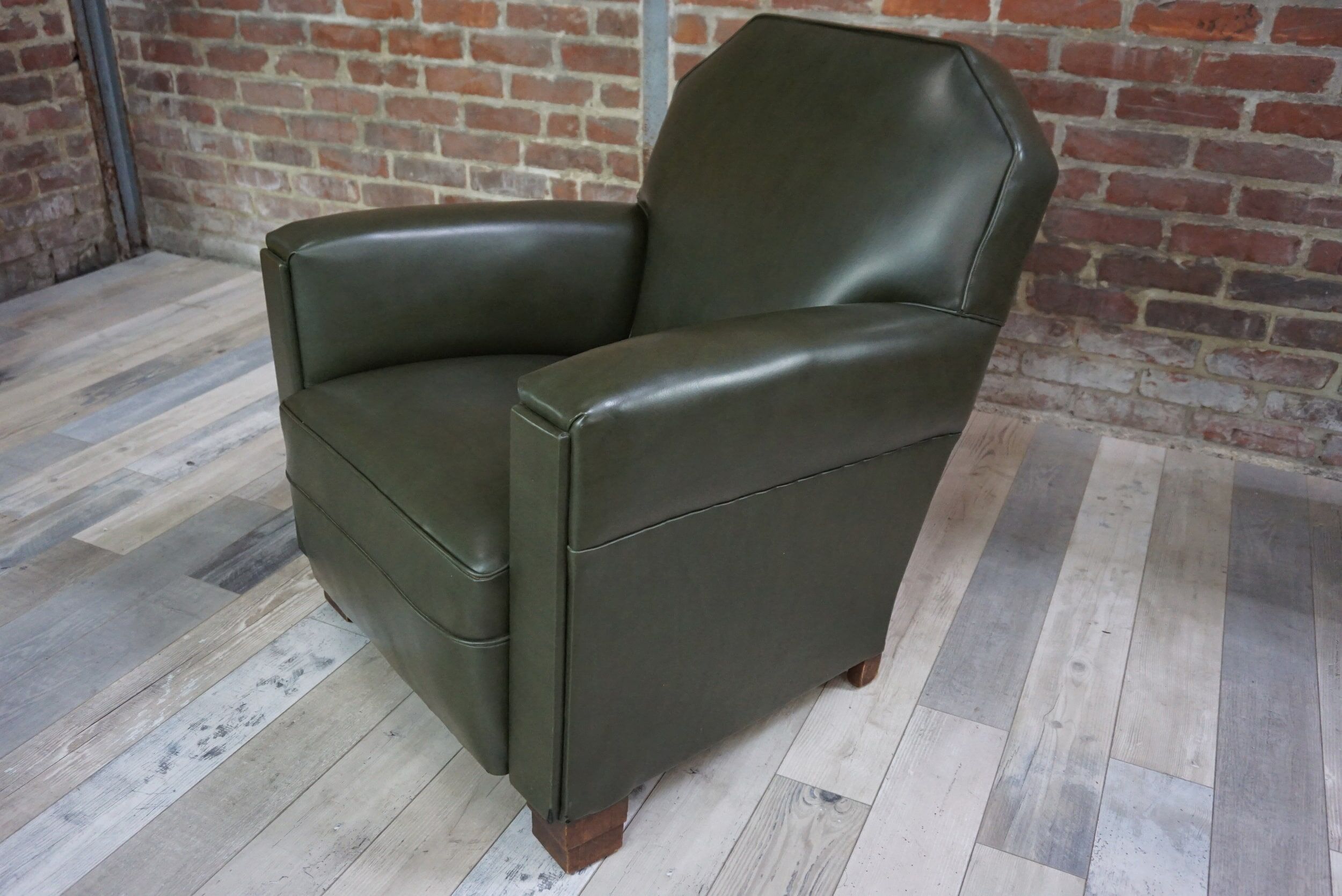 Fauteuil club art déco en skaï et bois