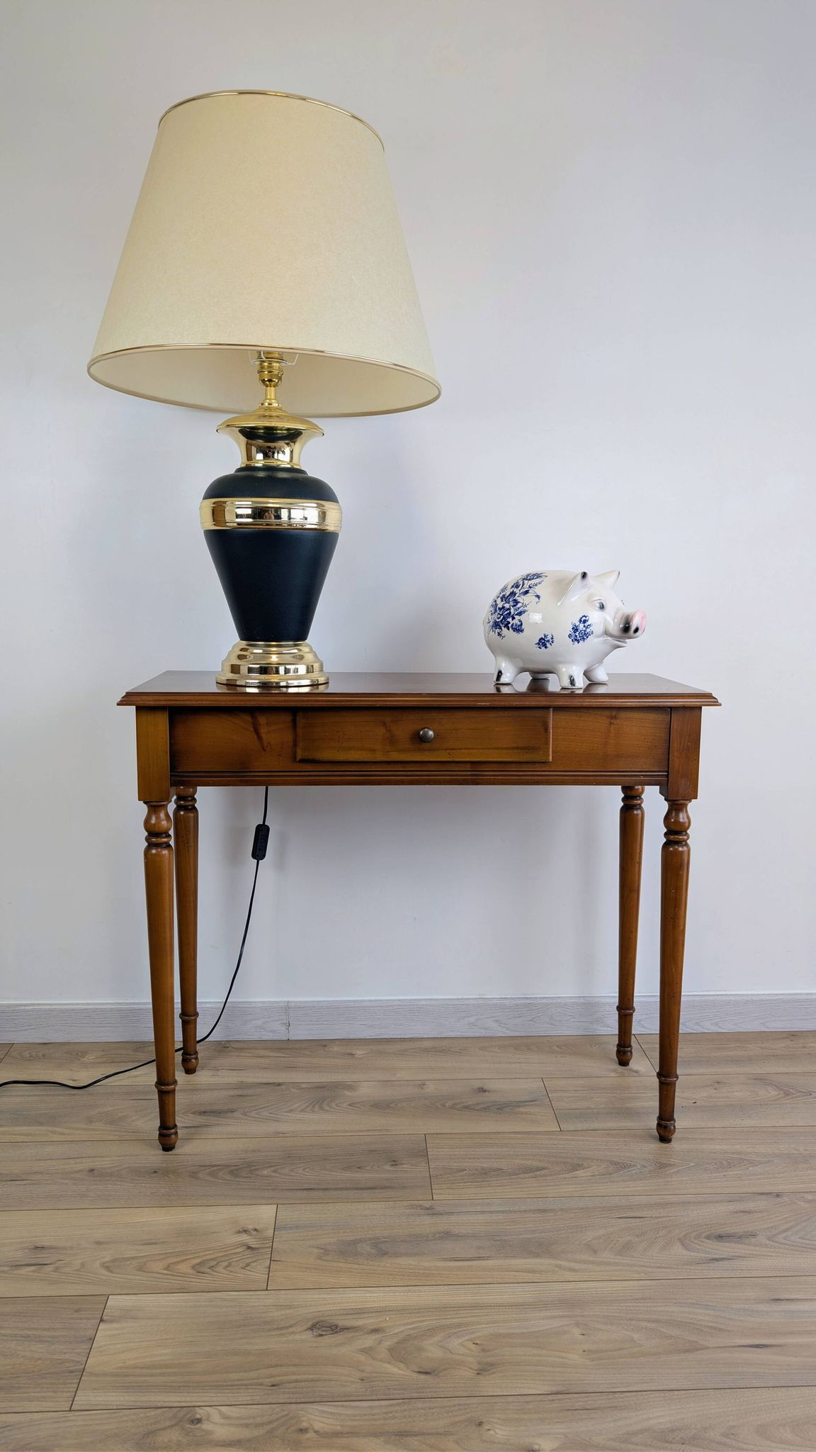 Console en merisier aux pieds tournés et tiroir – charme classique