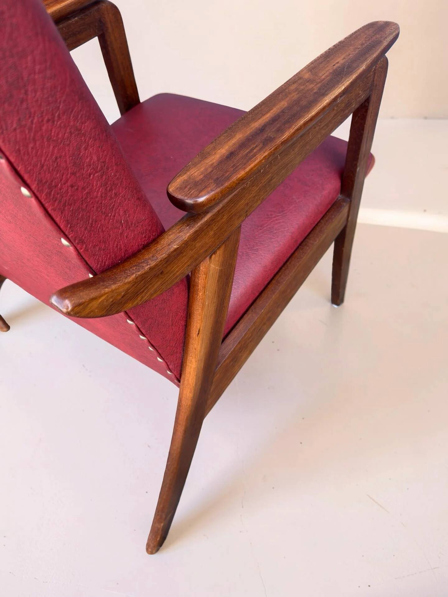 Vintage design armchair set – red skai and teak (1960s)