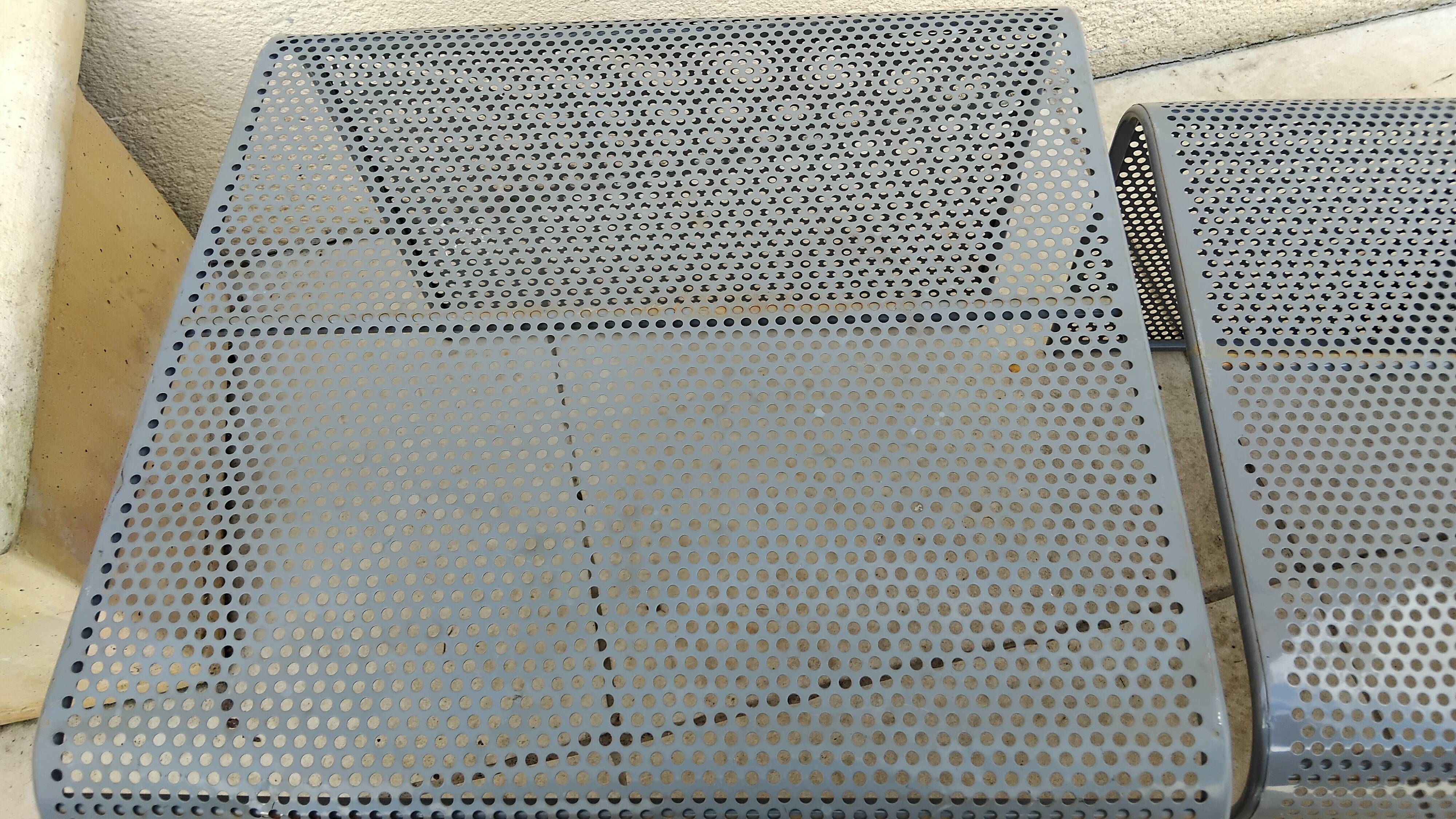 Table gigogne vintage métal perforé design