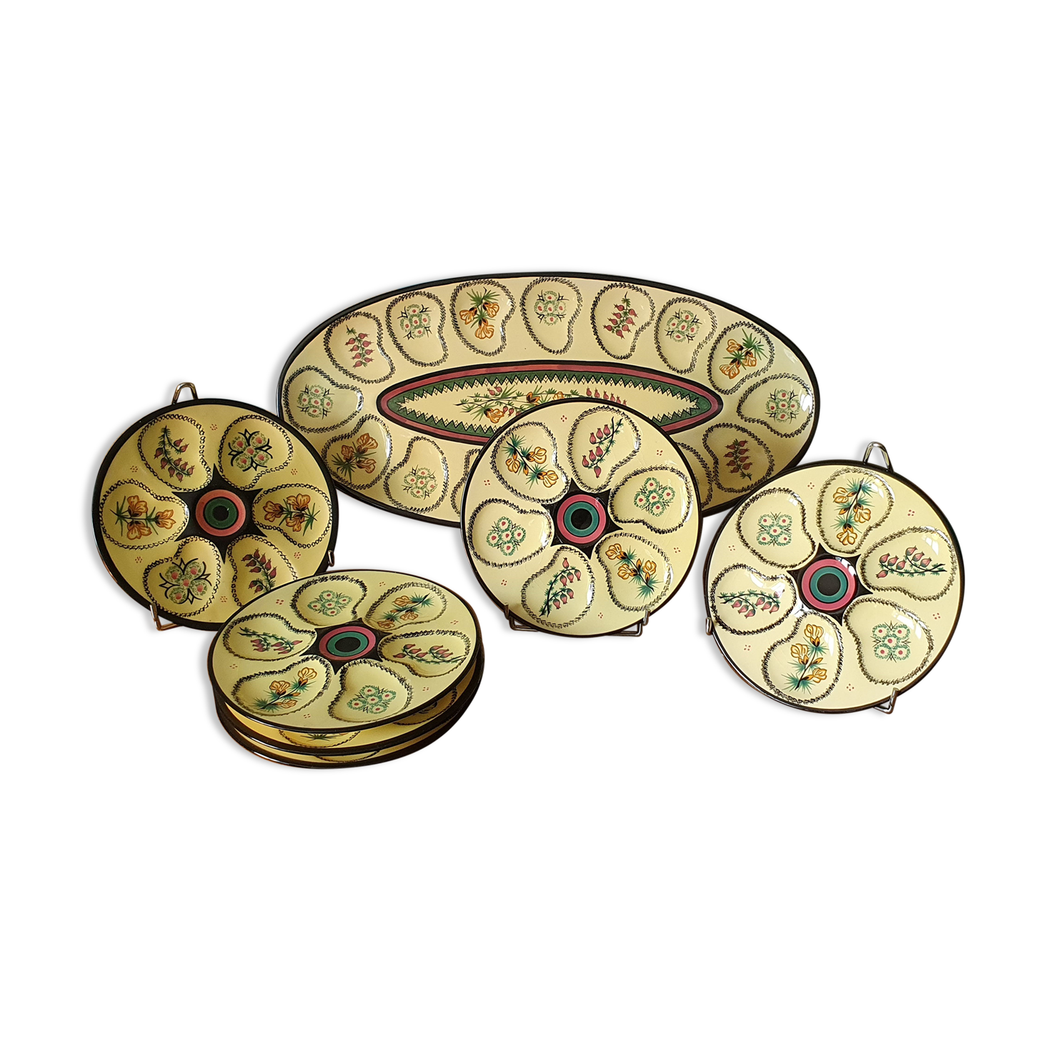 Service with oysters and shellfish in Quimper earthenware
