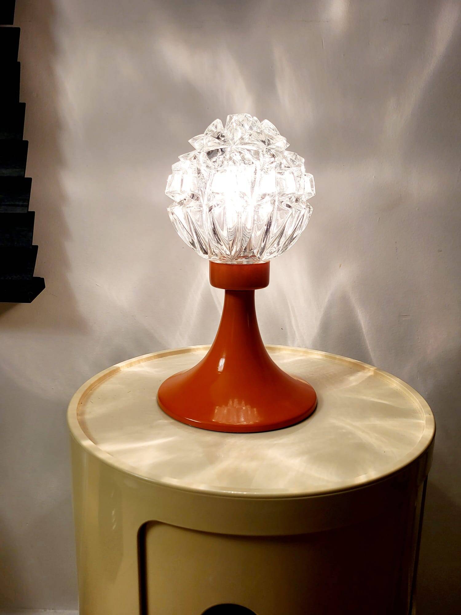 Vintage space age tafellamp uit de jaren 60 met lampenkap in glas