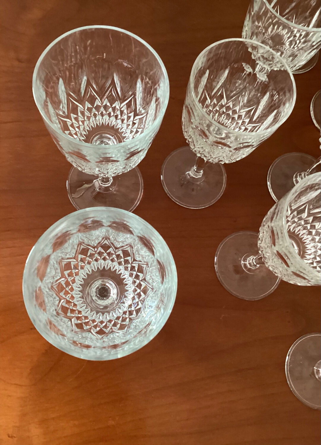 Lot of stemmed glass