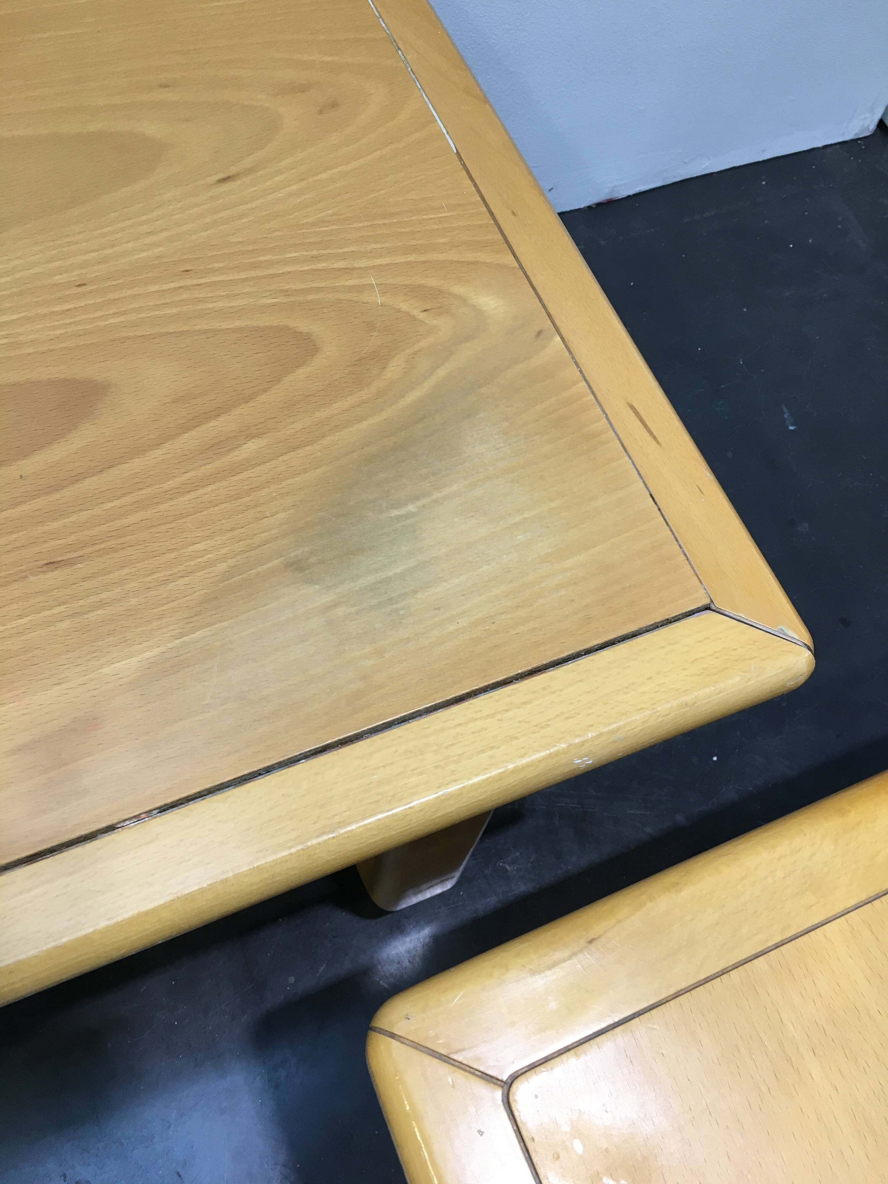 Série de deux tables basses scandinaves en hêtre vernis