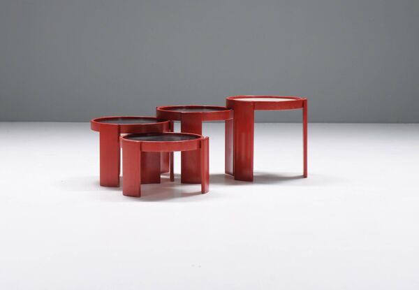 Superbes tables gigognes 780 en rouge rare par Gianfranco Frattini pour Cassina Italie