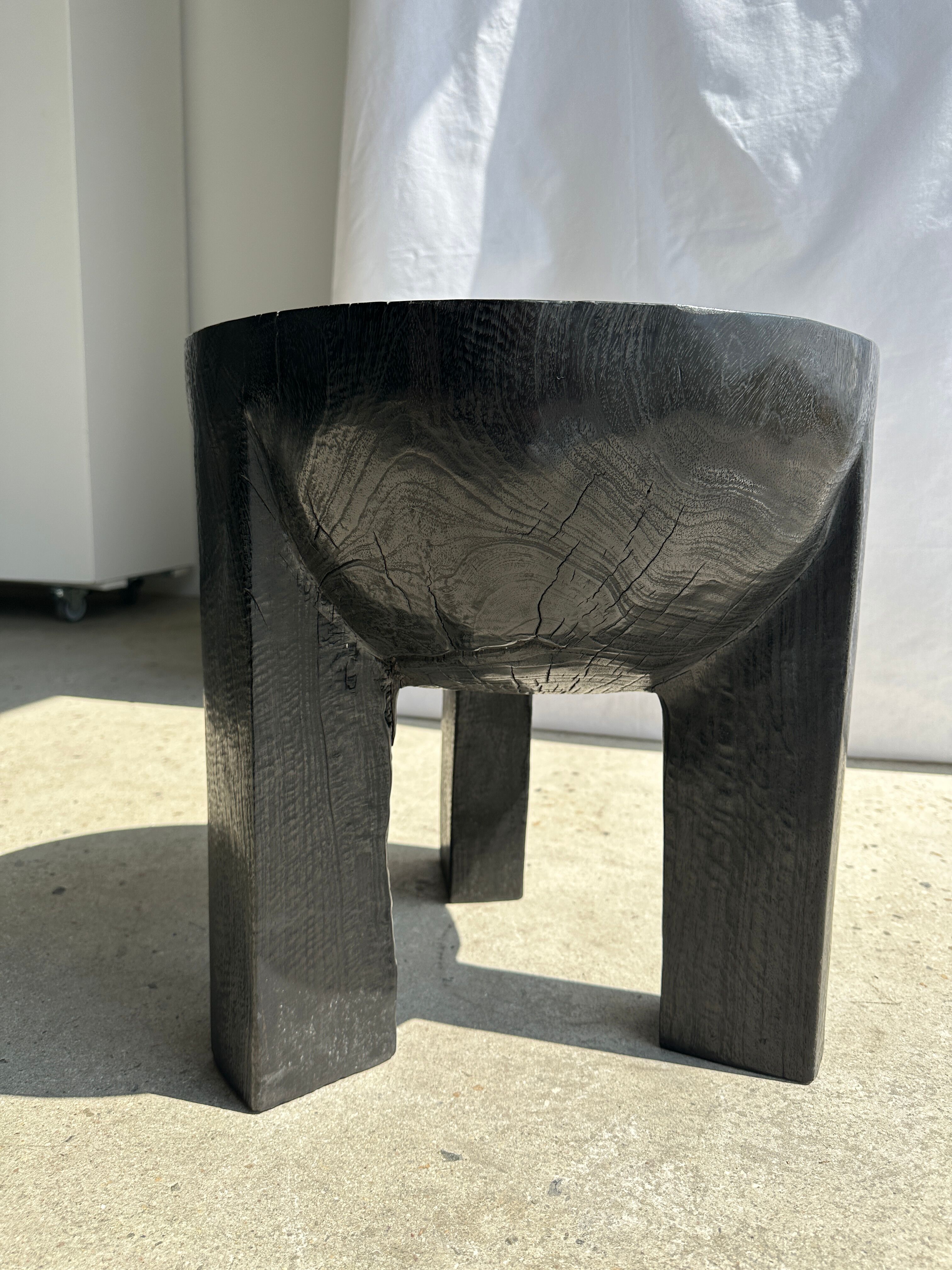 Black mango wood tripod side table with a semi-spherical top, height: 45 cm, diameter: 44 cm.