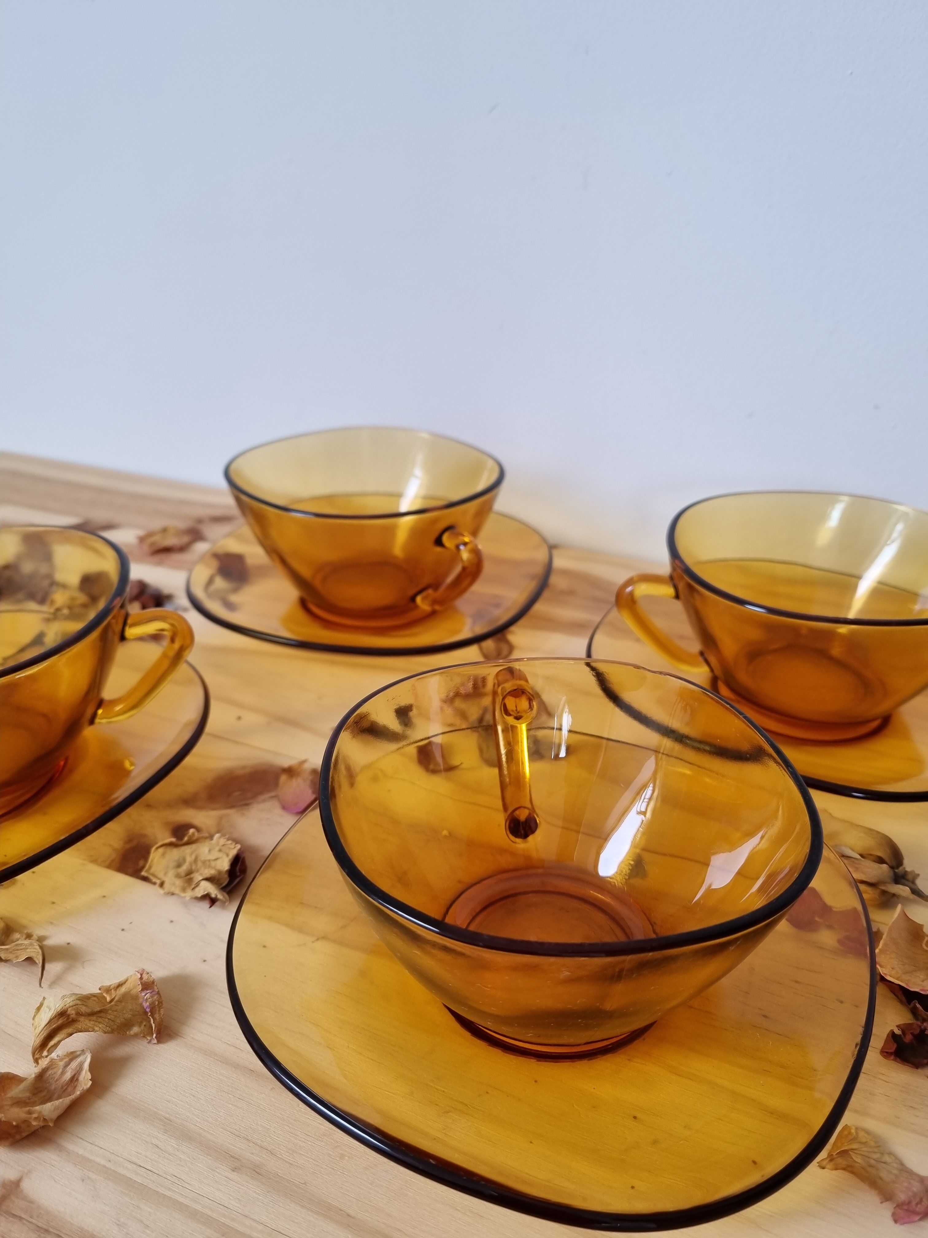 Quatre tasses café Vereco ambré vintage soucoupes