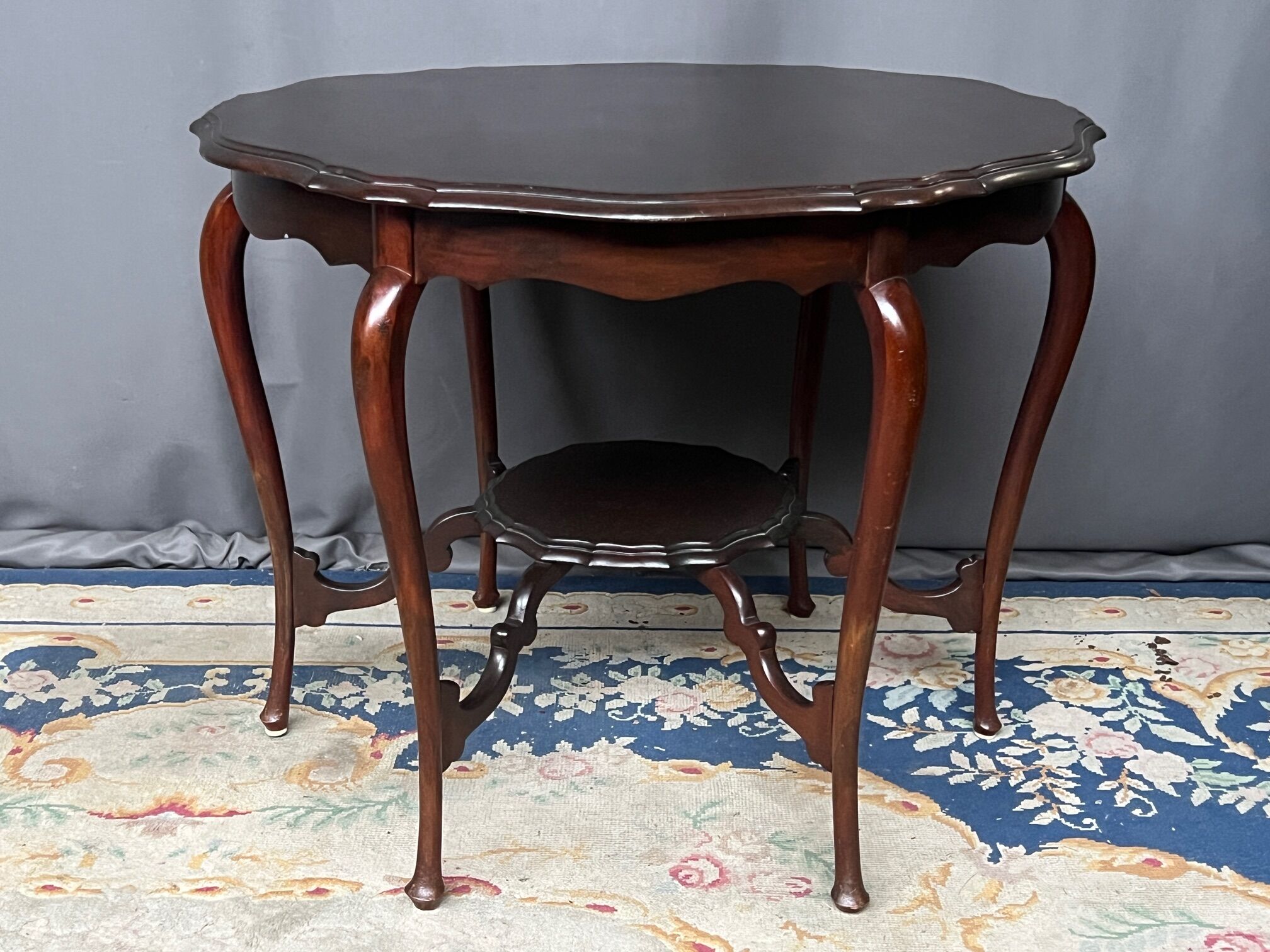 Victorian style coffee table. Mahogany. England. 19th century.