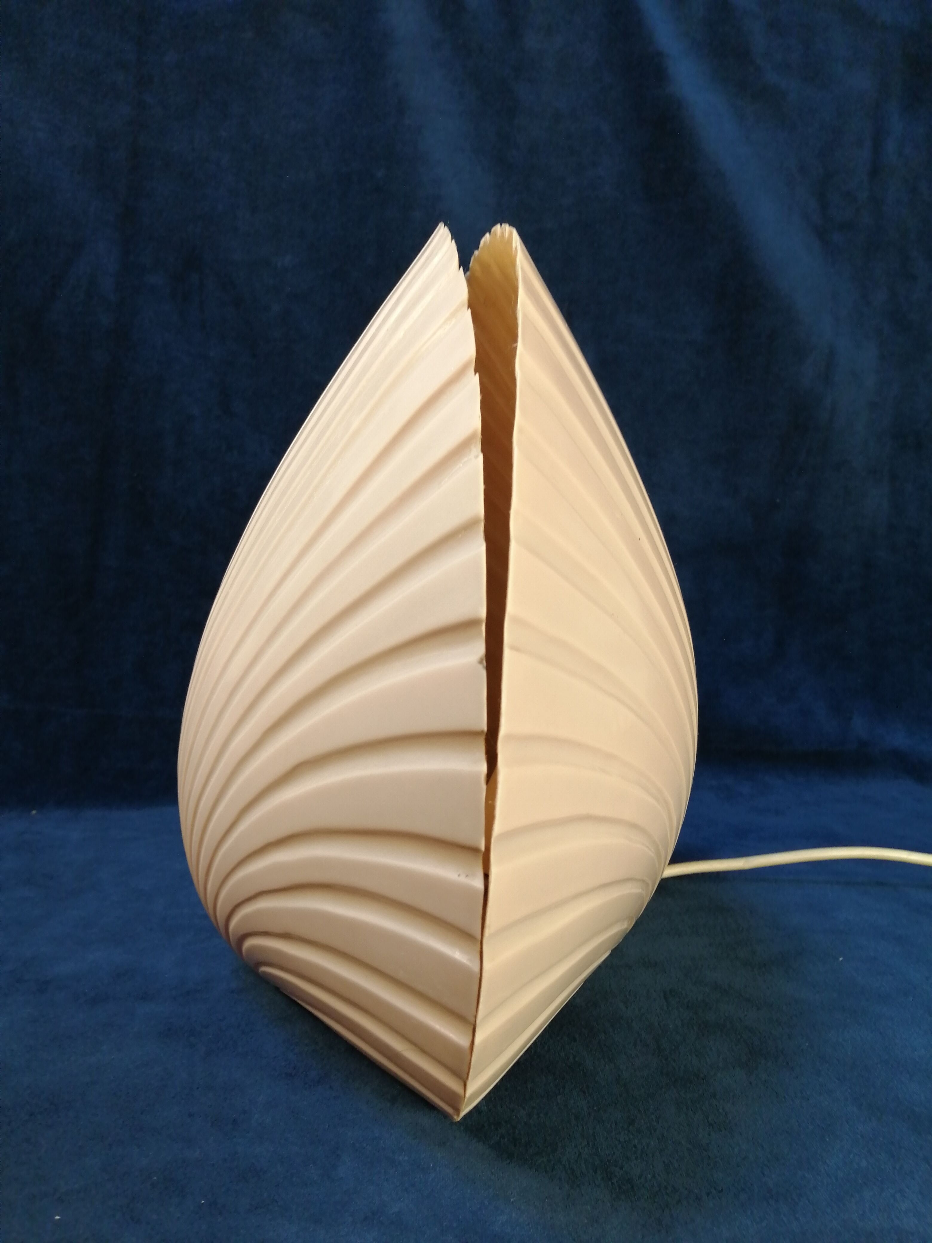 Lampe coquille Saint Jacques en fibre de verre design Michèle Mahé, des années 60