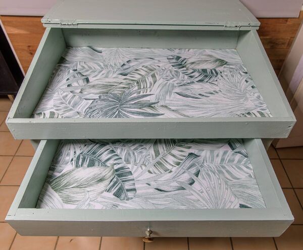 Bureau pupitre ancien revisité – vert mélèze & intérieur jungle chic