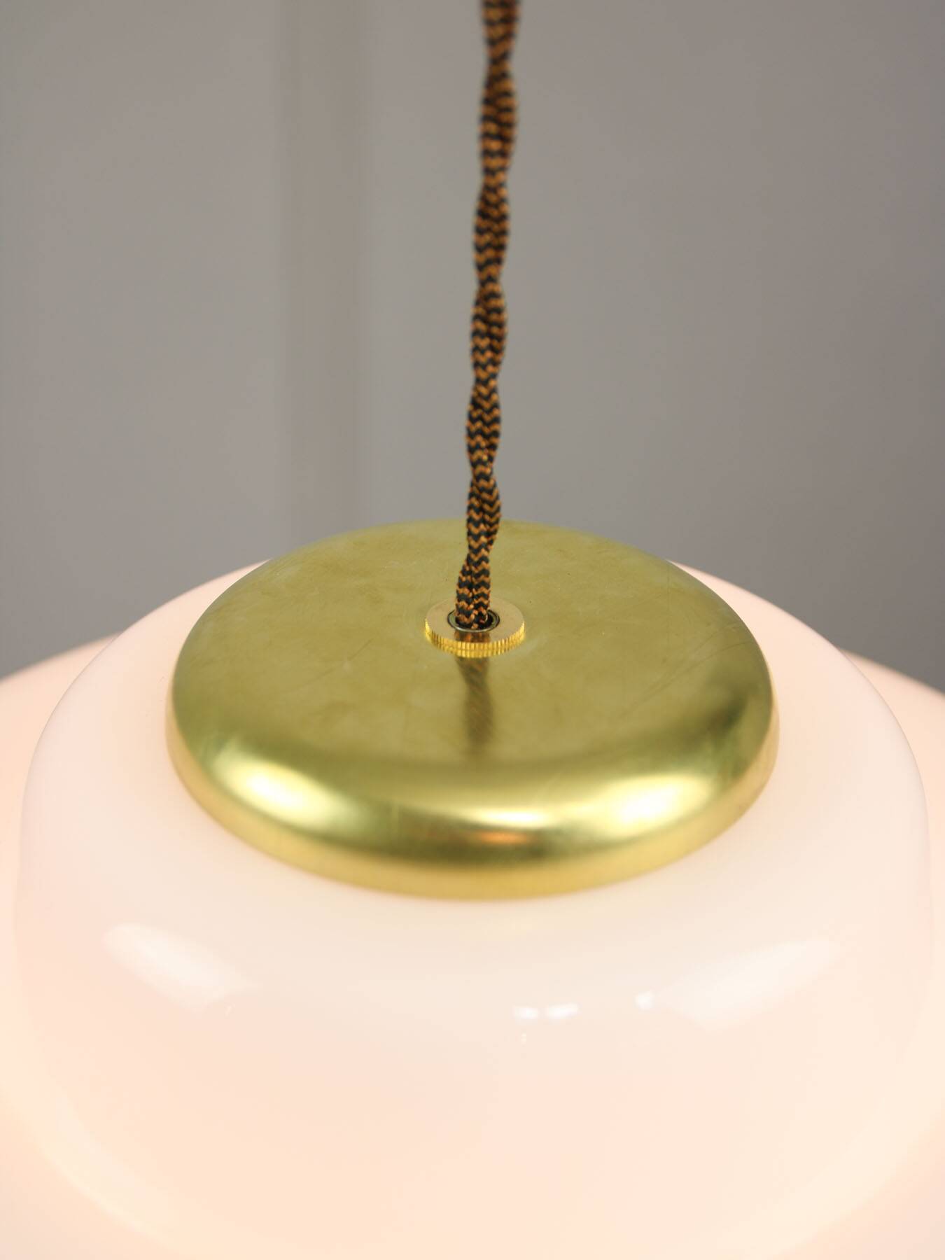 Lampe à Suspension Mid-Century en Laiton et Opaline, Italie, 1950s