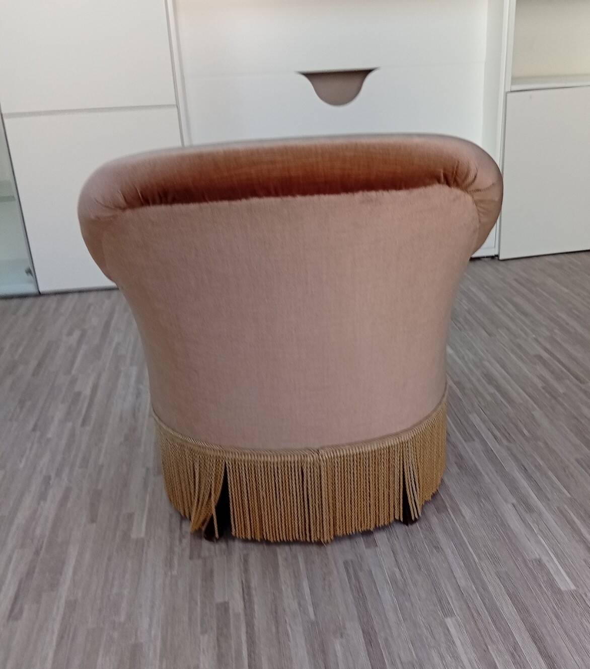 Beige velvet crapaud armchair with fringes in contemporary style from 1950-80.