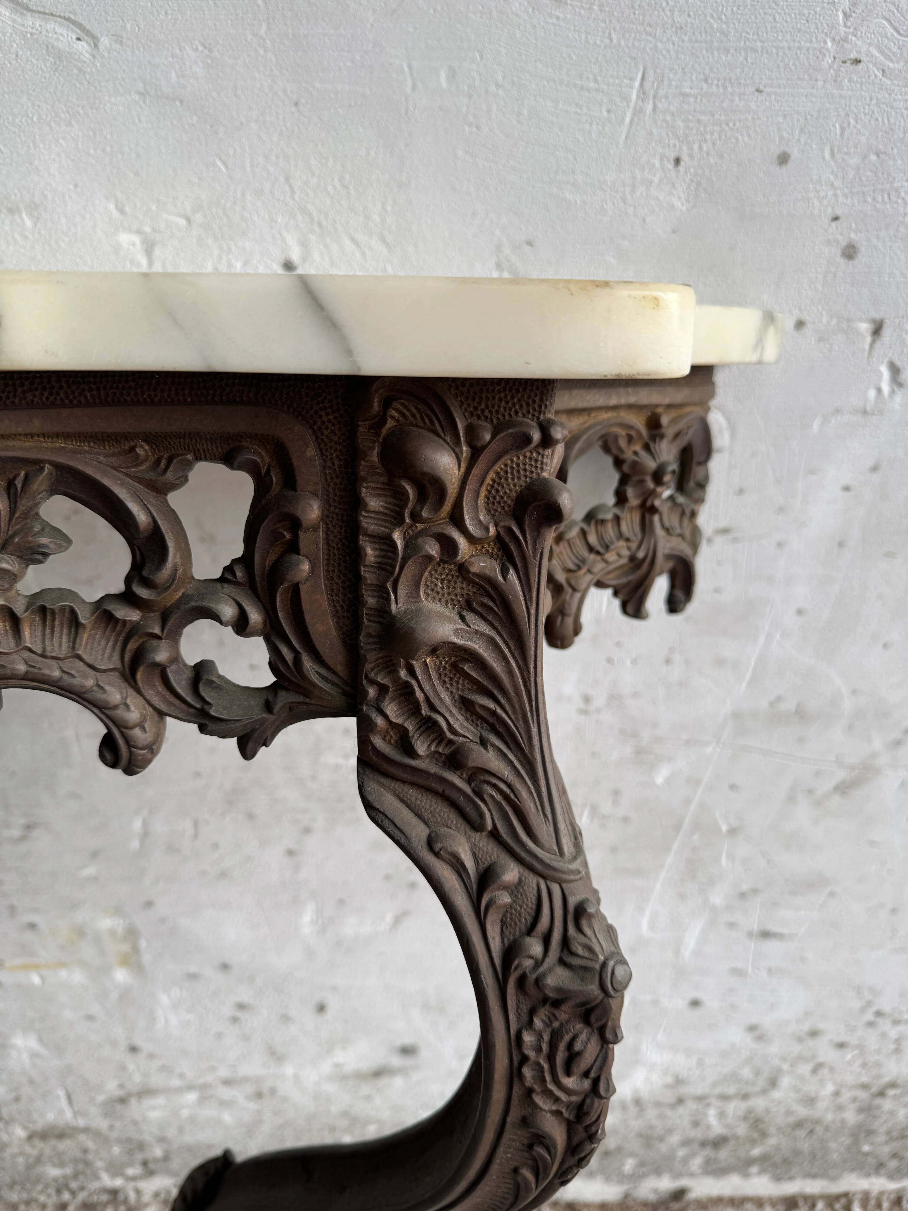 Console victorienne en demi-lune en métal brun avec plateau en marbre blanc veiné