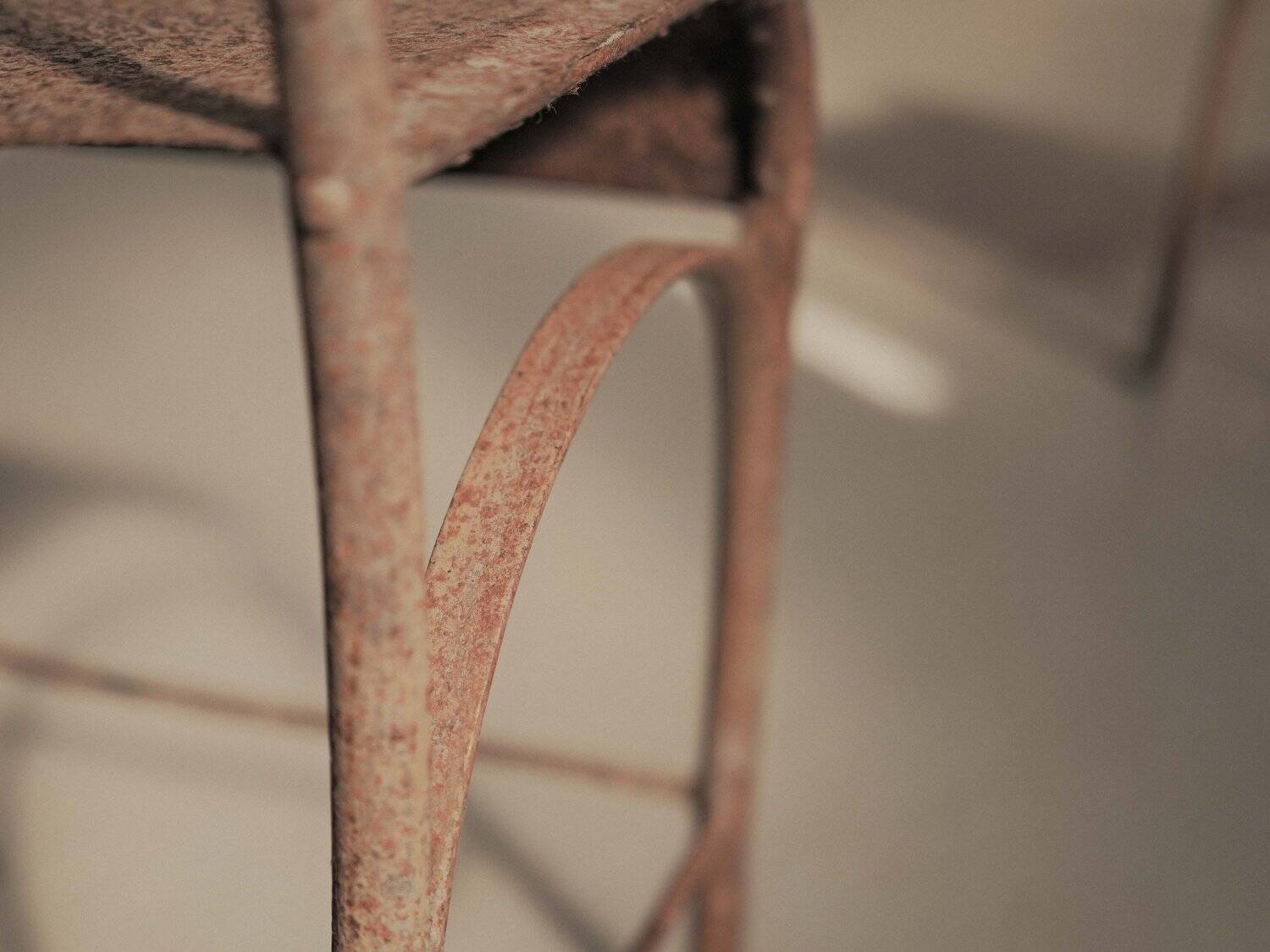 Paire de chaises en acier et tôle rivetée, vers 1920