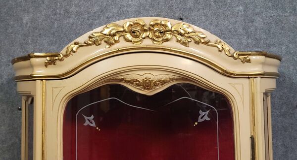 Vitrine galbée de style Louis XV, en bois laqué crème rehaussé de dorure