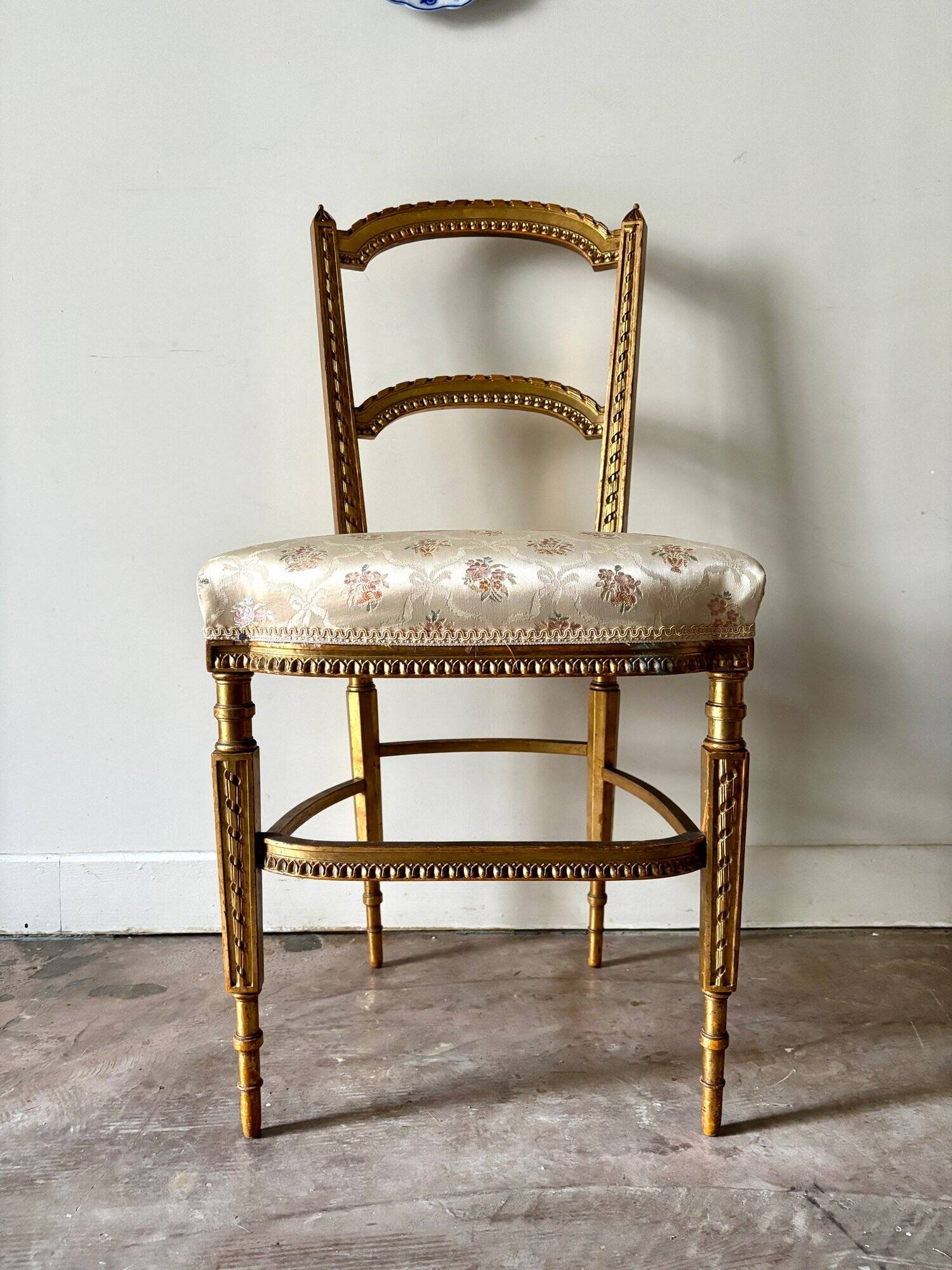 Chaise Napoléon III en bois doré et coton fleuri, XIXème siècle