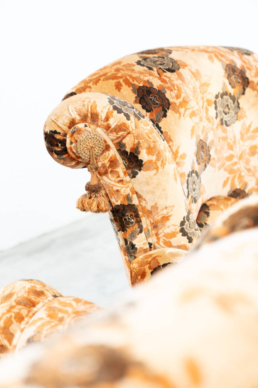 Living room composed of a 3-seater sofa and 2 armchairs, baroque style from the 1970s.