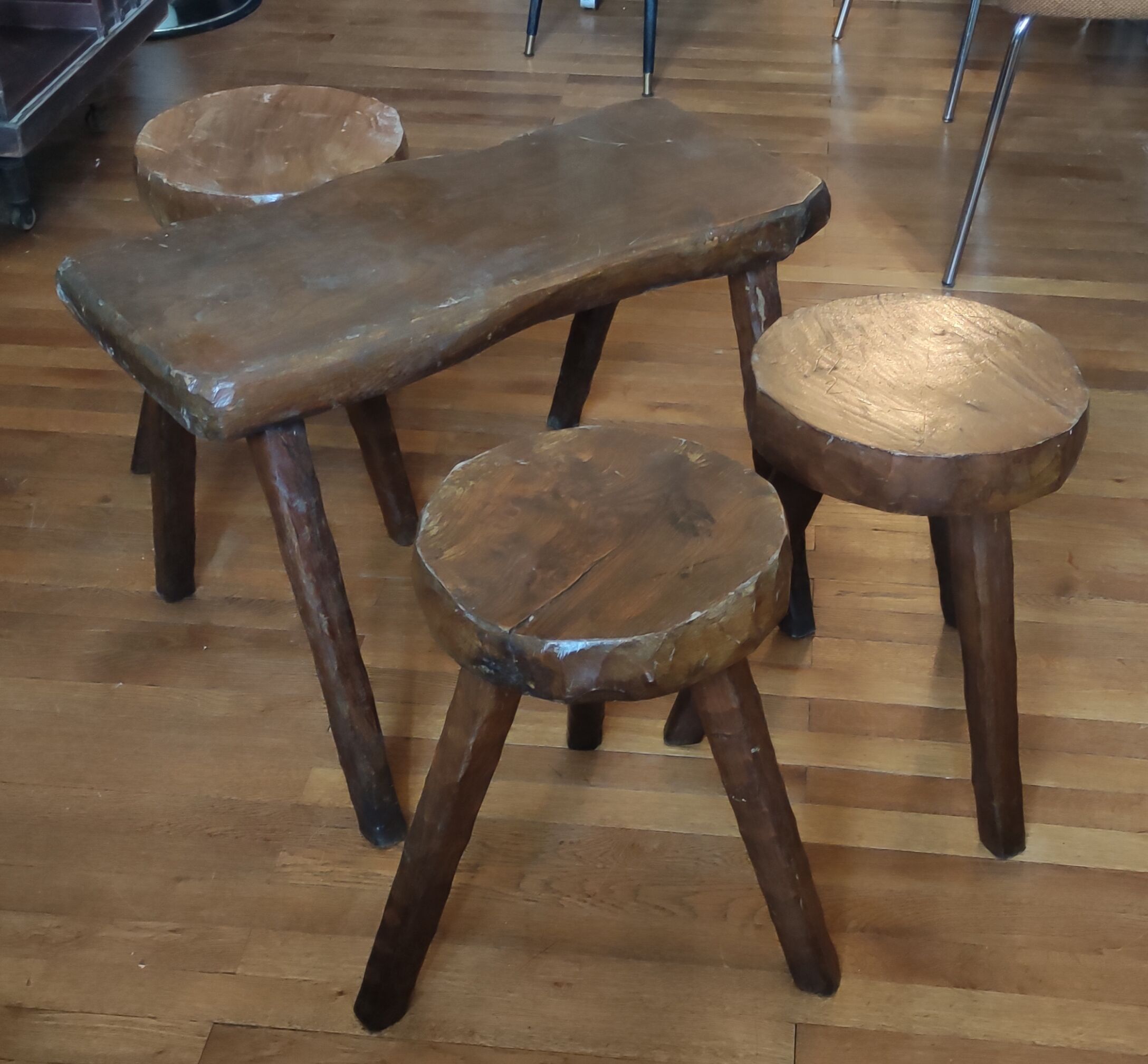 Brutalist living room / coffee table + 3 stools / design 20th