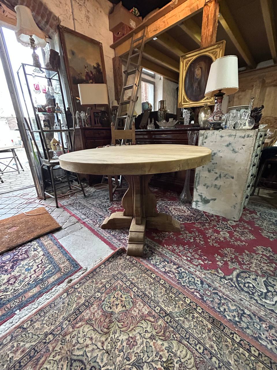 Round table in solid oak