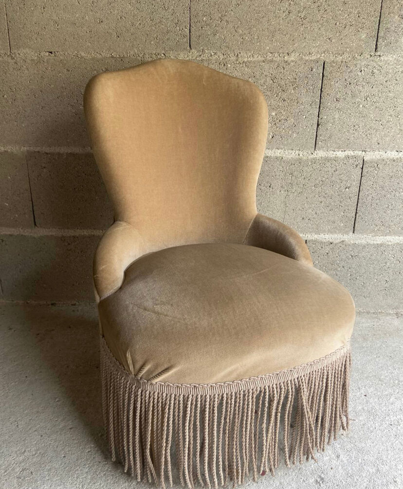 Petit fauteuil crapaud ancien en velours beige
