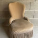 Petit fauteuil crapaud ancien en velours beige