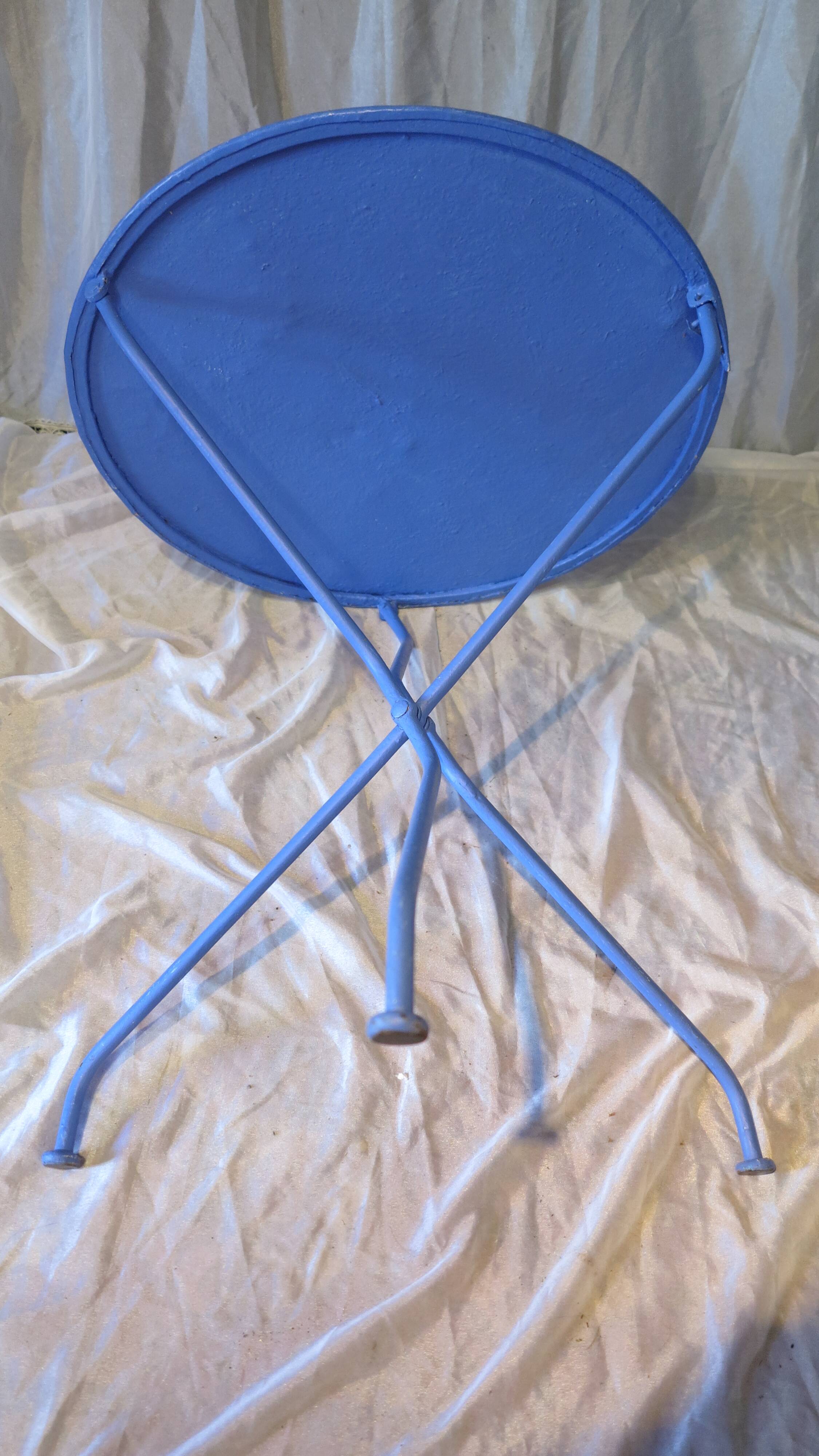 round outdoor table in ultramarine metal