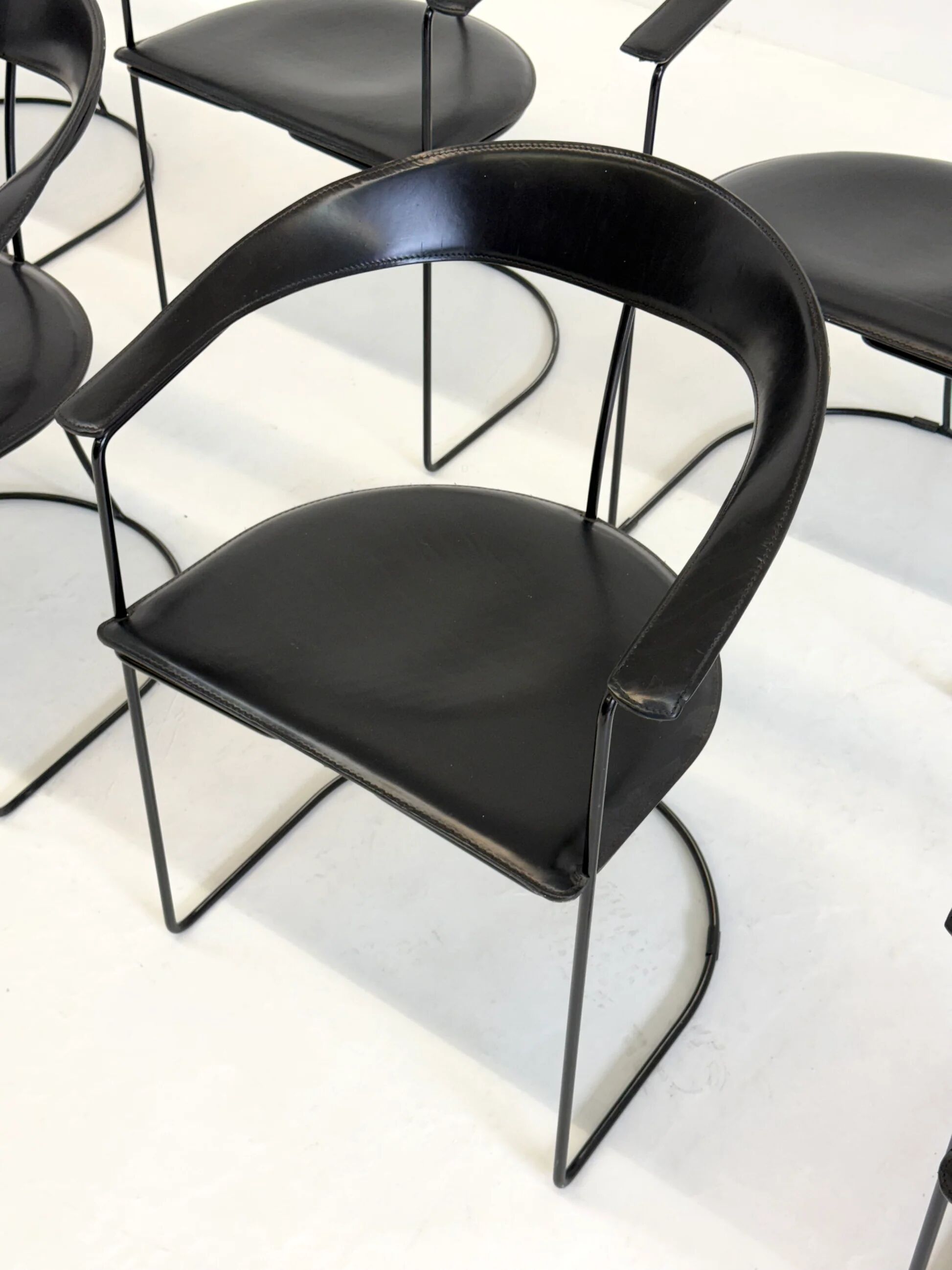 Ensemble de 8 chaises de salle à manger vintage Arrben Ursala en cuir noir.
