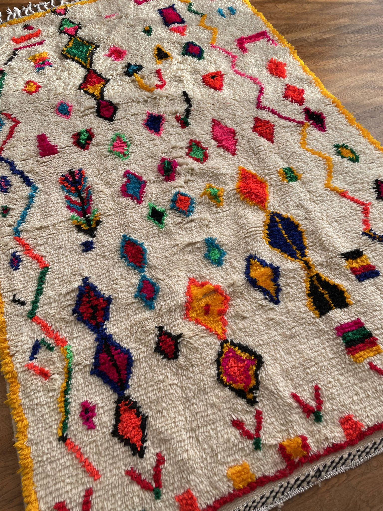 Tapis marocain berbère Azilal multicolore et fluo