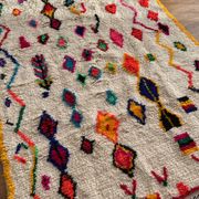 Tapis marocain berbère Azilal multicolore et fluo