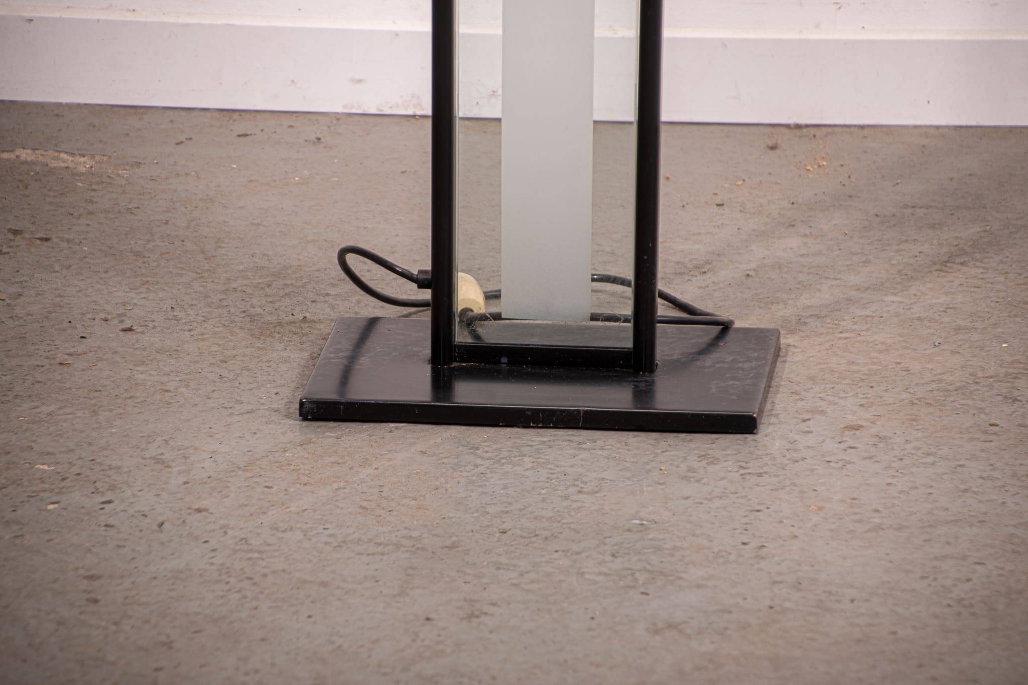 Ensemble de lampadaires en verre dépoli de style Memphis. Vers 1980.