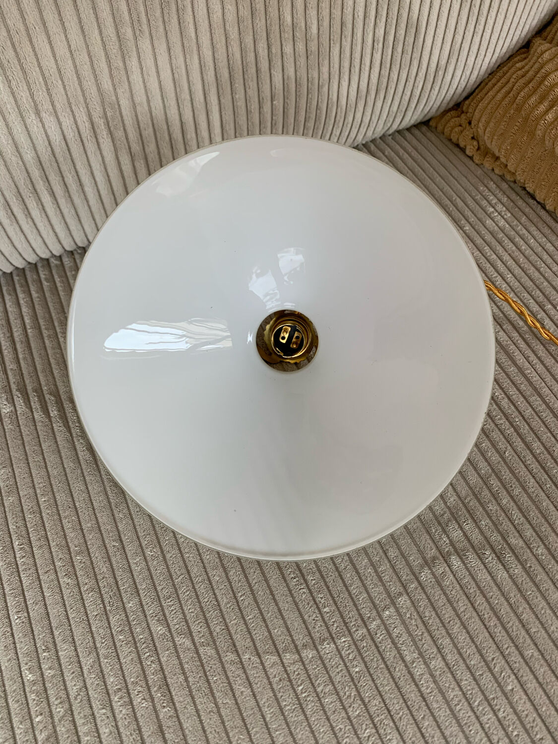 Suspension lamp in white opaline