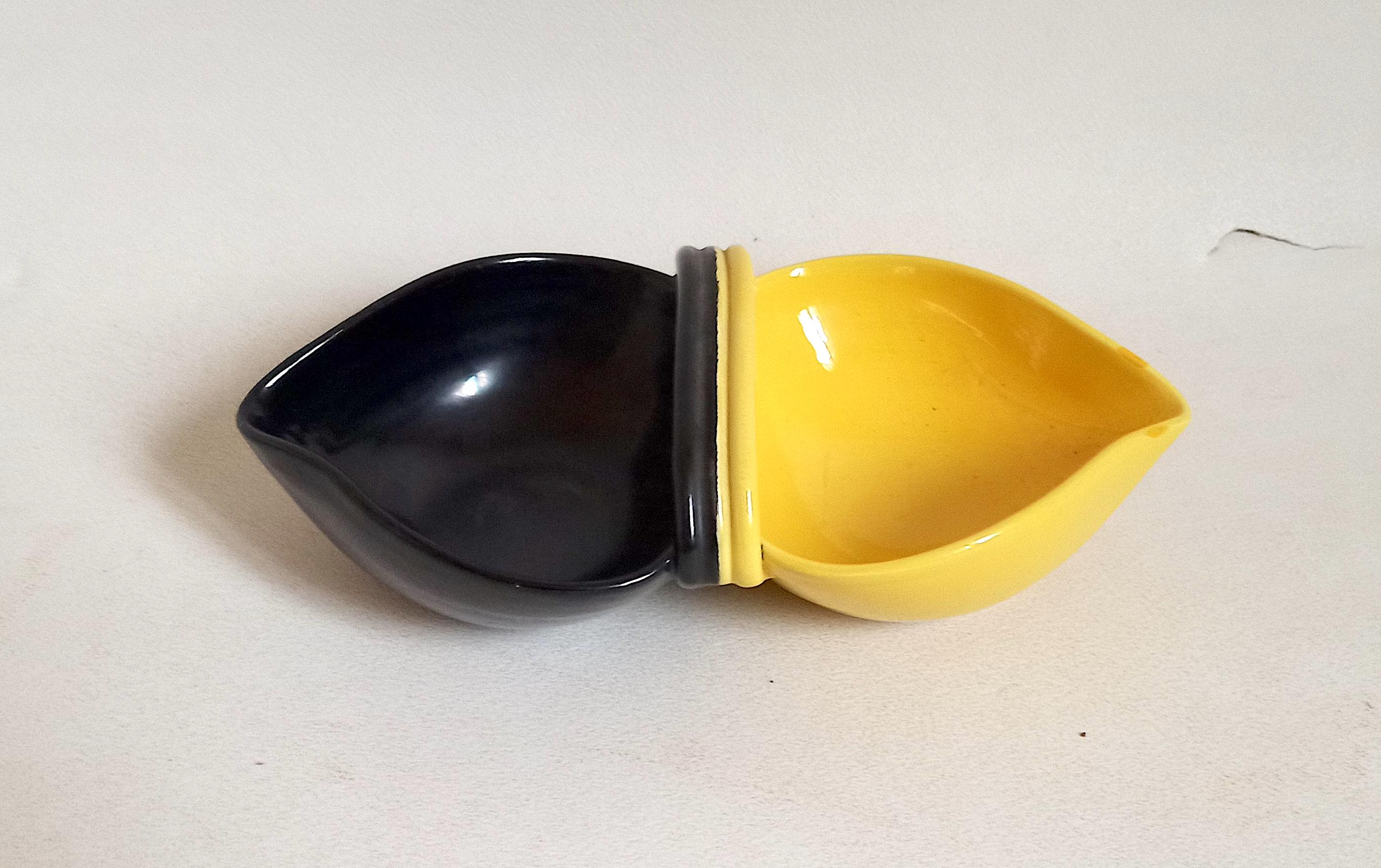 Double two-tone ramekins black yellow 50s