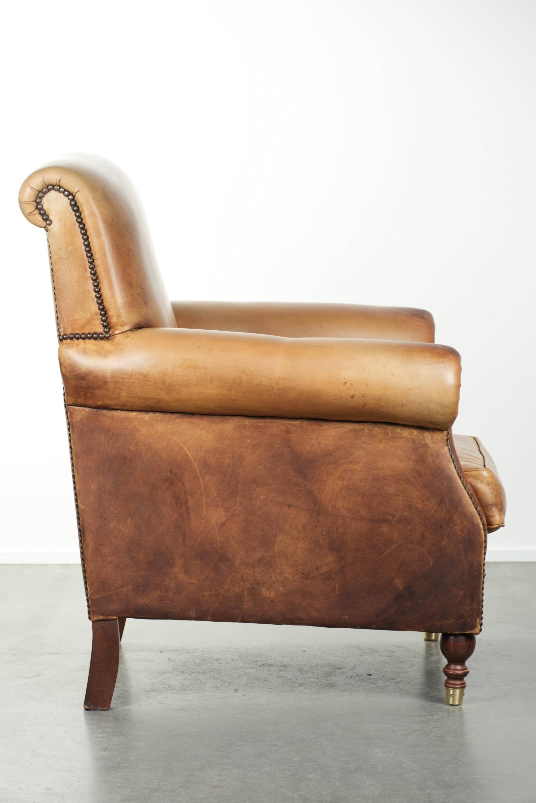 Fauteuil en cuir de vachette au look anglais caractéristique
