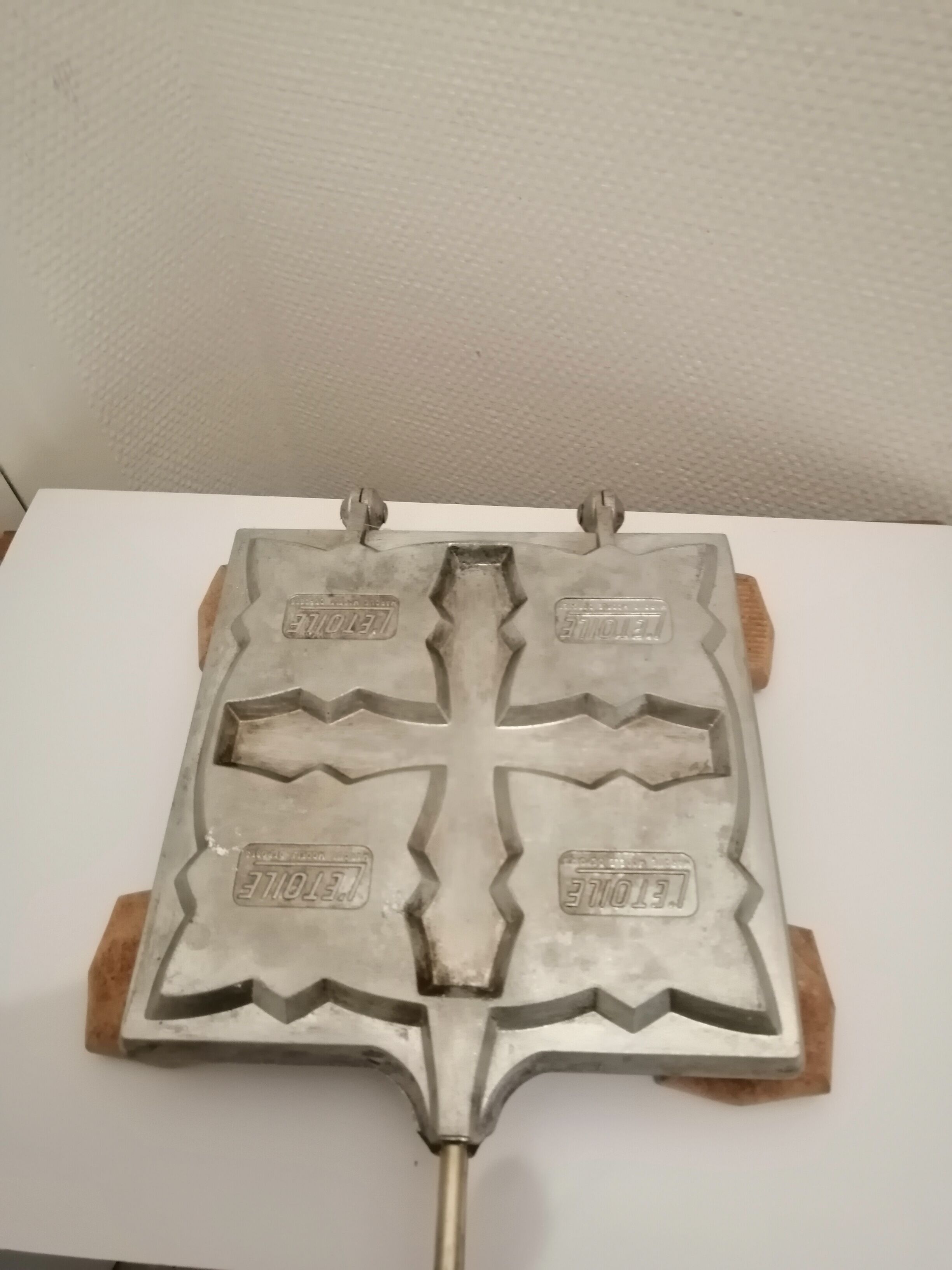 Vintage aluminum croque-monsieurs apparatus