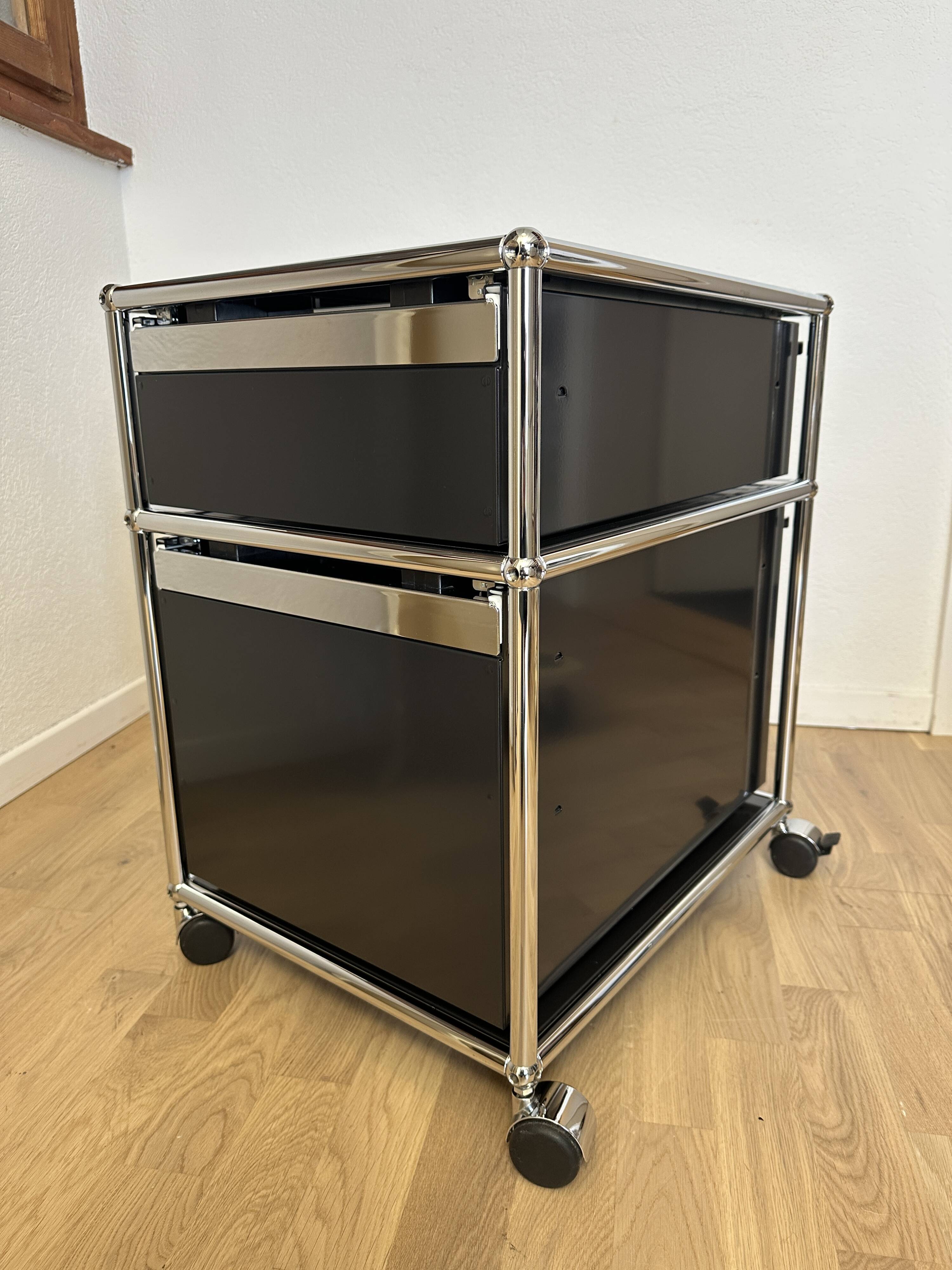 USM Haller wheeled caisson in Graphite Black