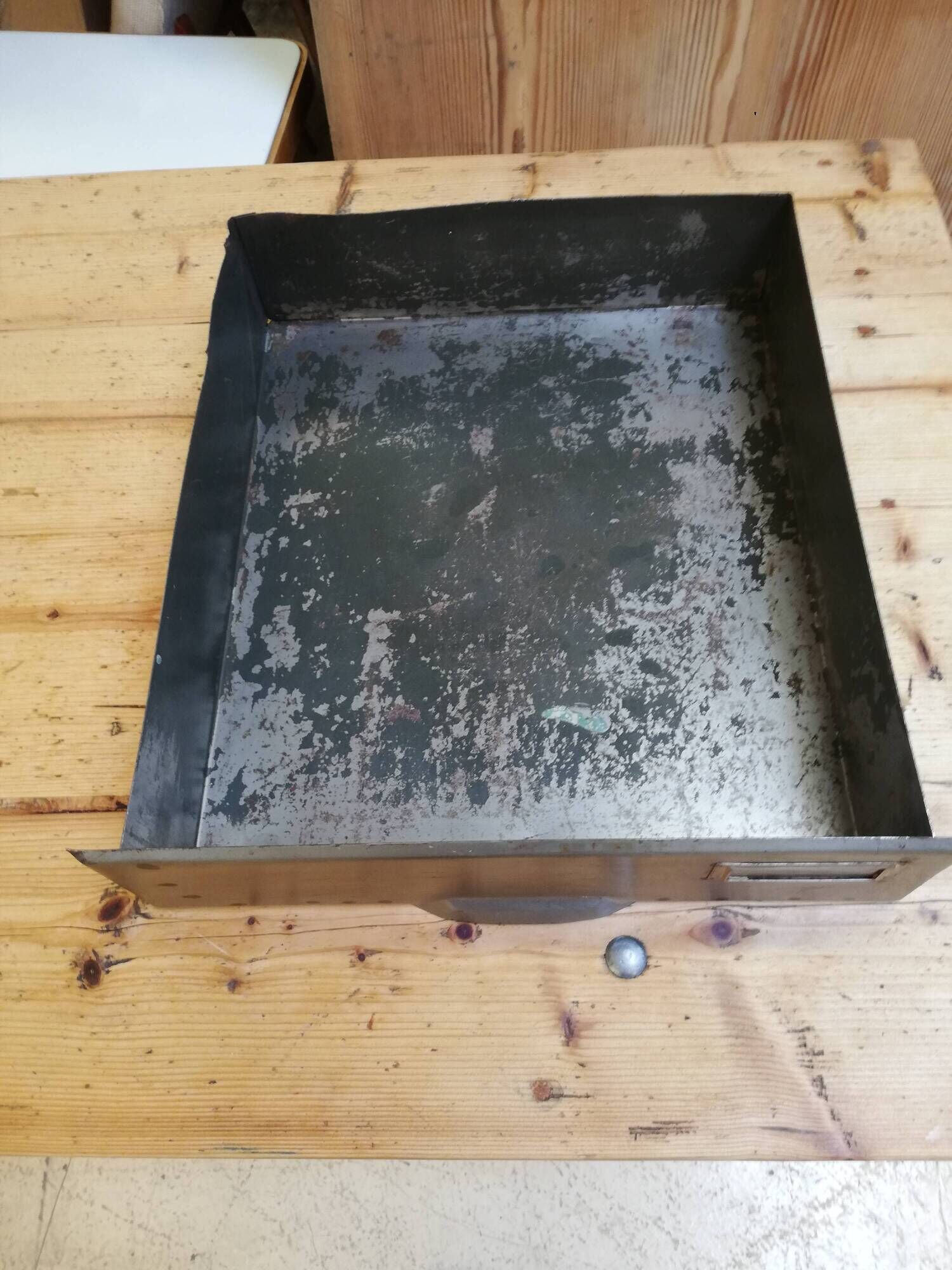 Industrial clamshell cabinet, metal lockers