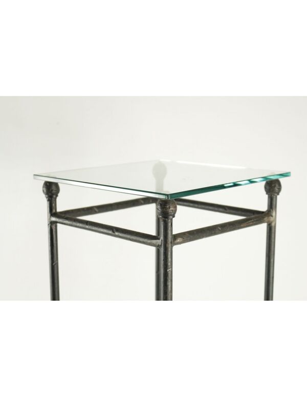 Deux consoles, gaines en fer forgé dessus en verre, XXème siècle