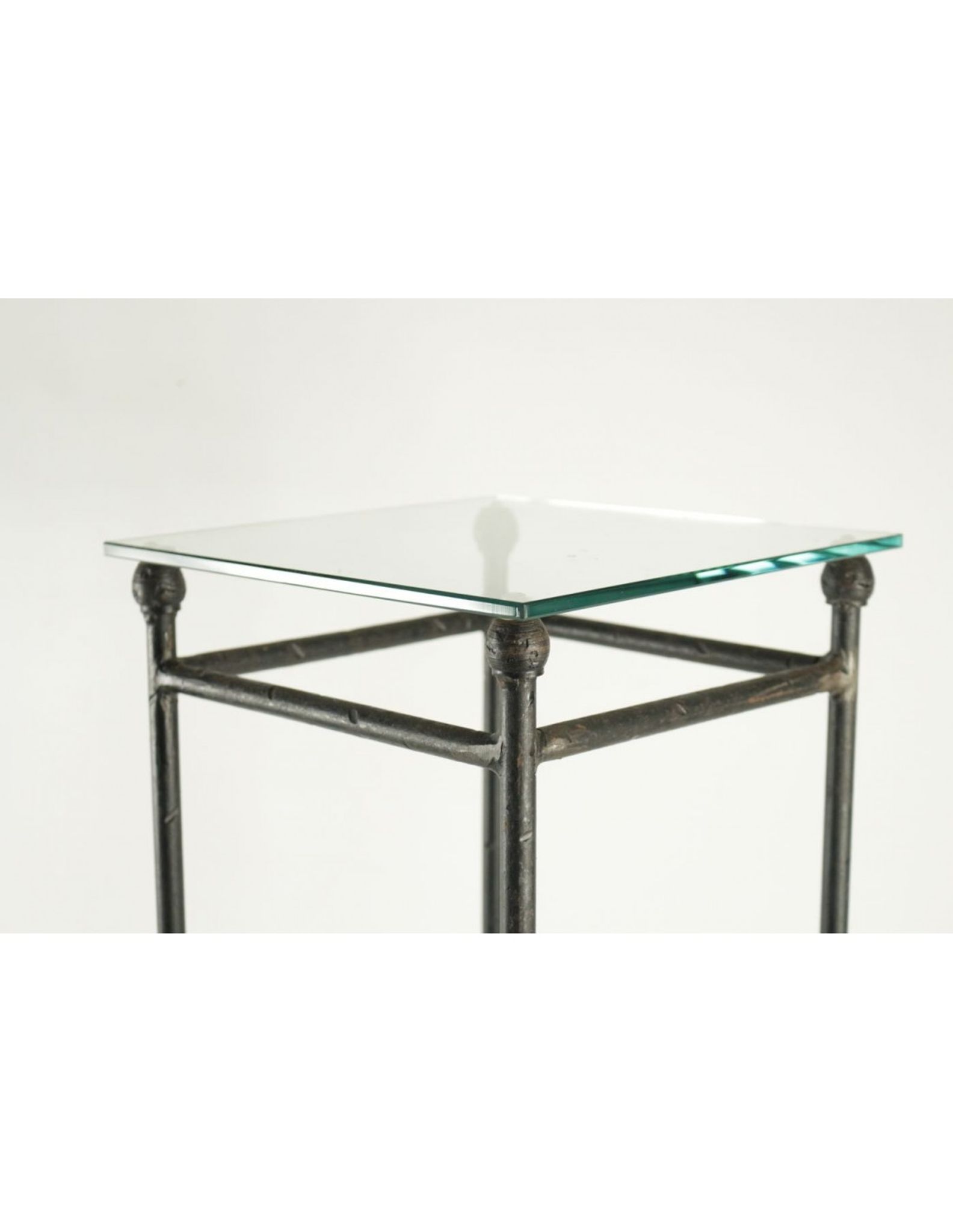 Deux consoles, gaines en fer forgé dessus en verre, XXème siècle