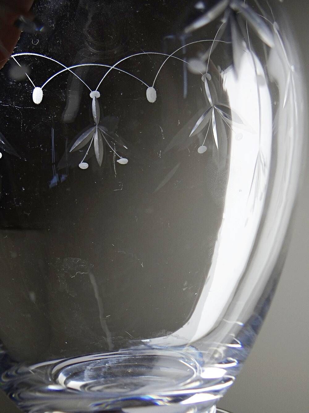 Antique crystal decanter from Nancy, engraved, circa 1920-1930.