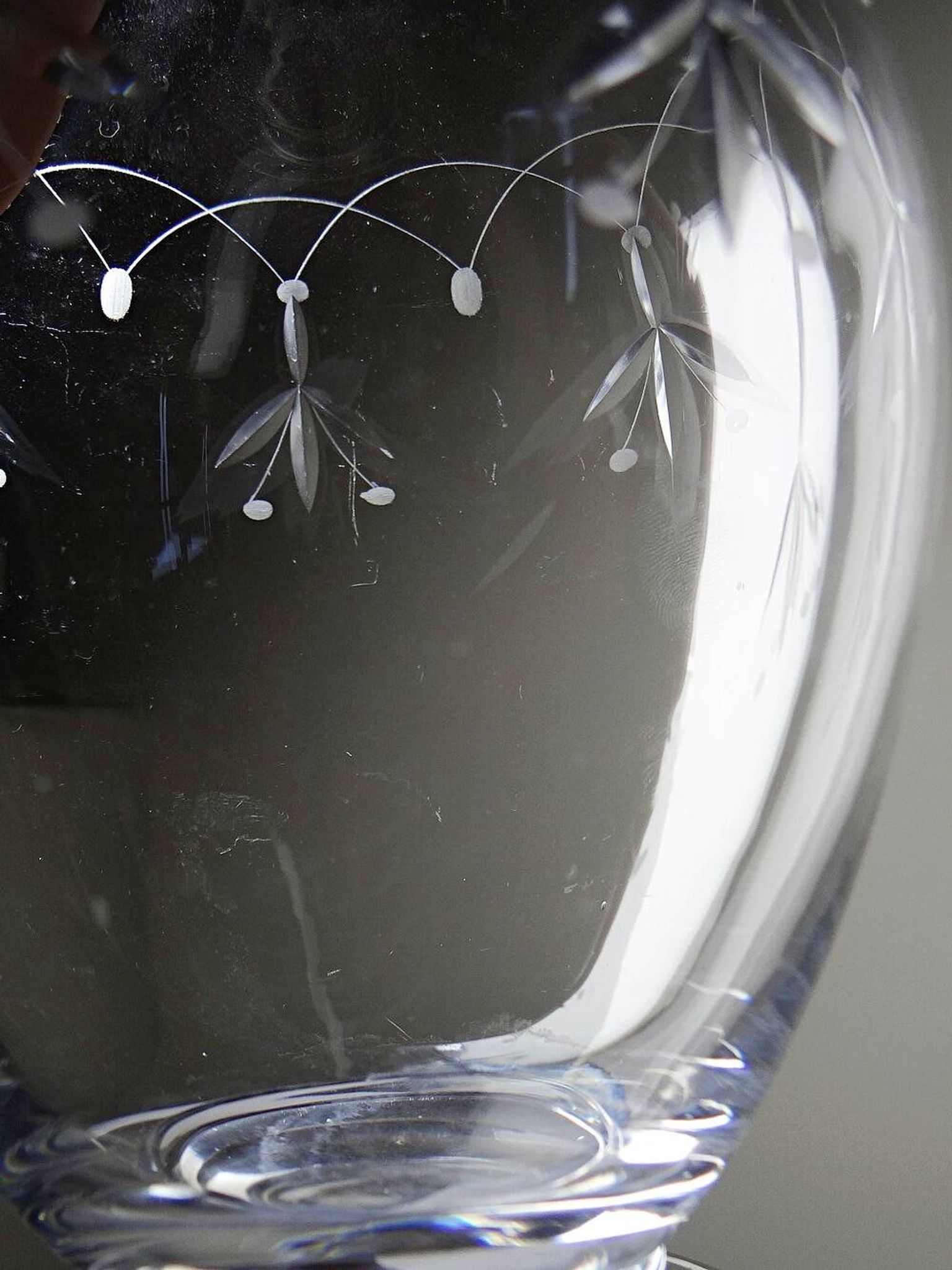 Antique crystal decanter from Nancy, engraved, circa 1920-1930.