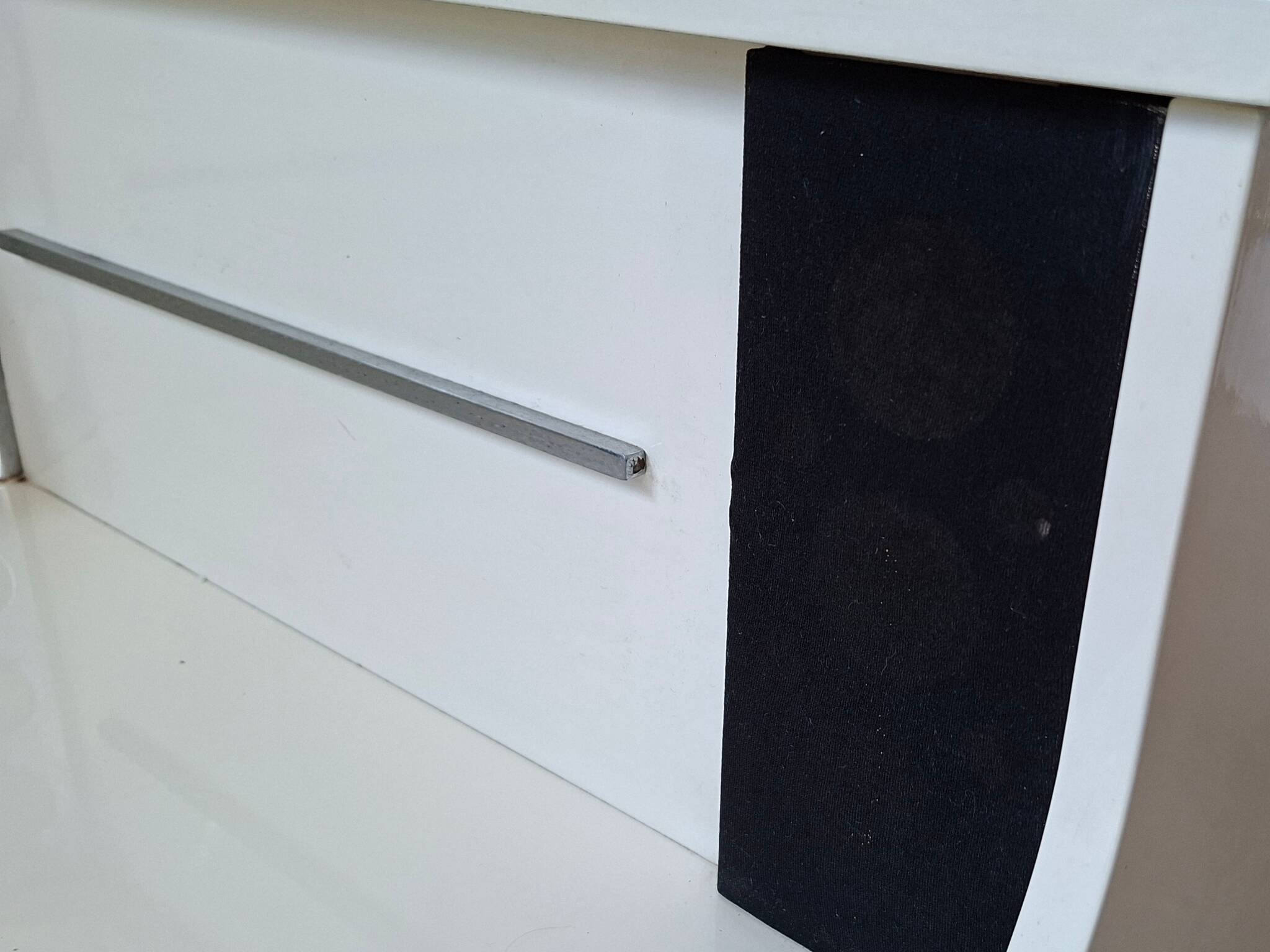 Mobile angulaire de design avec tourne-disque intégré – Pièce unique vintage